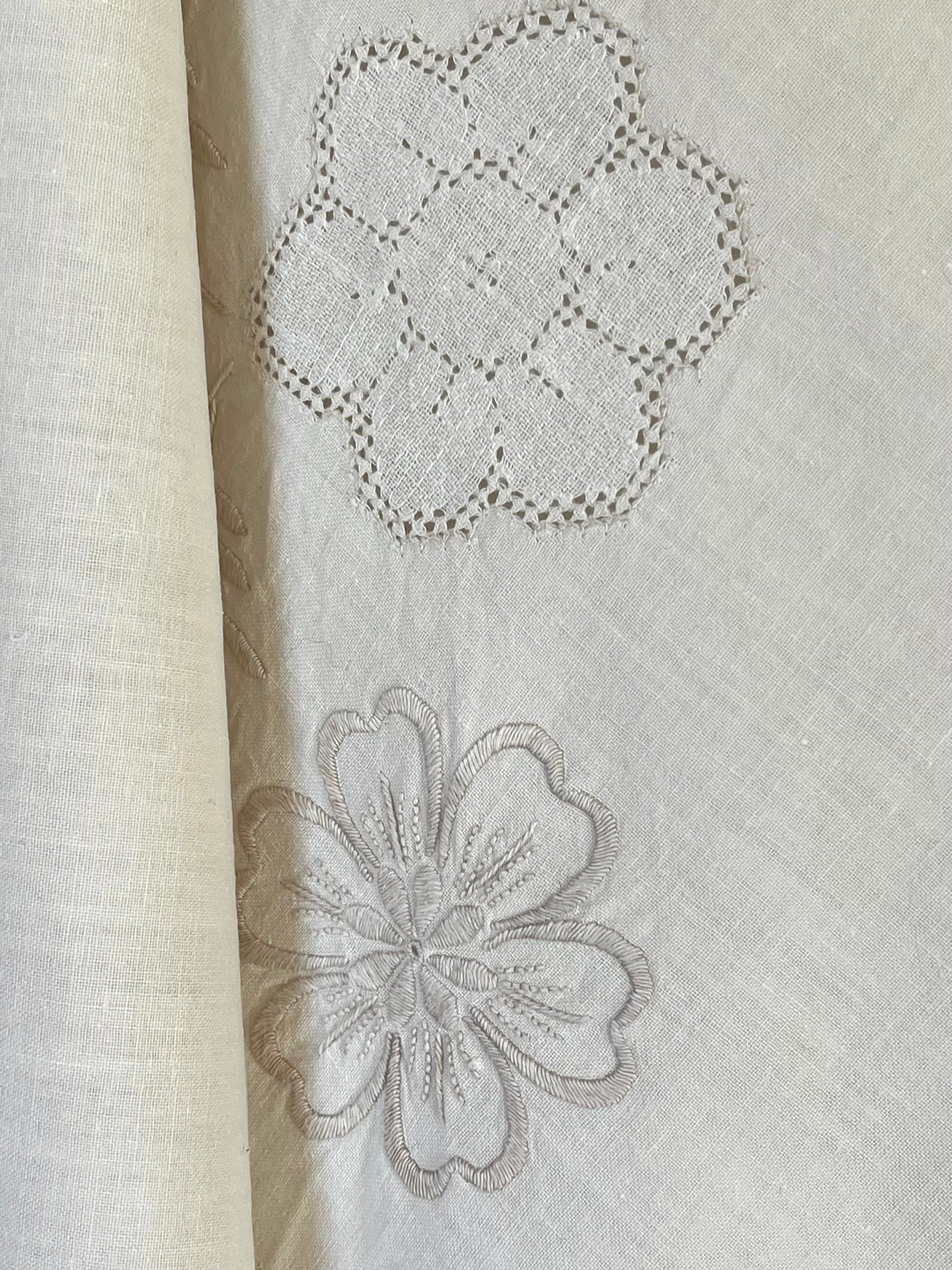 Große Tischdecke mit viel Stickerei 160 x 120