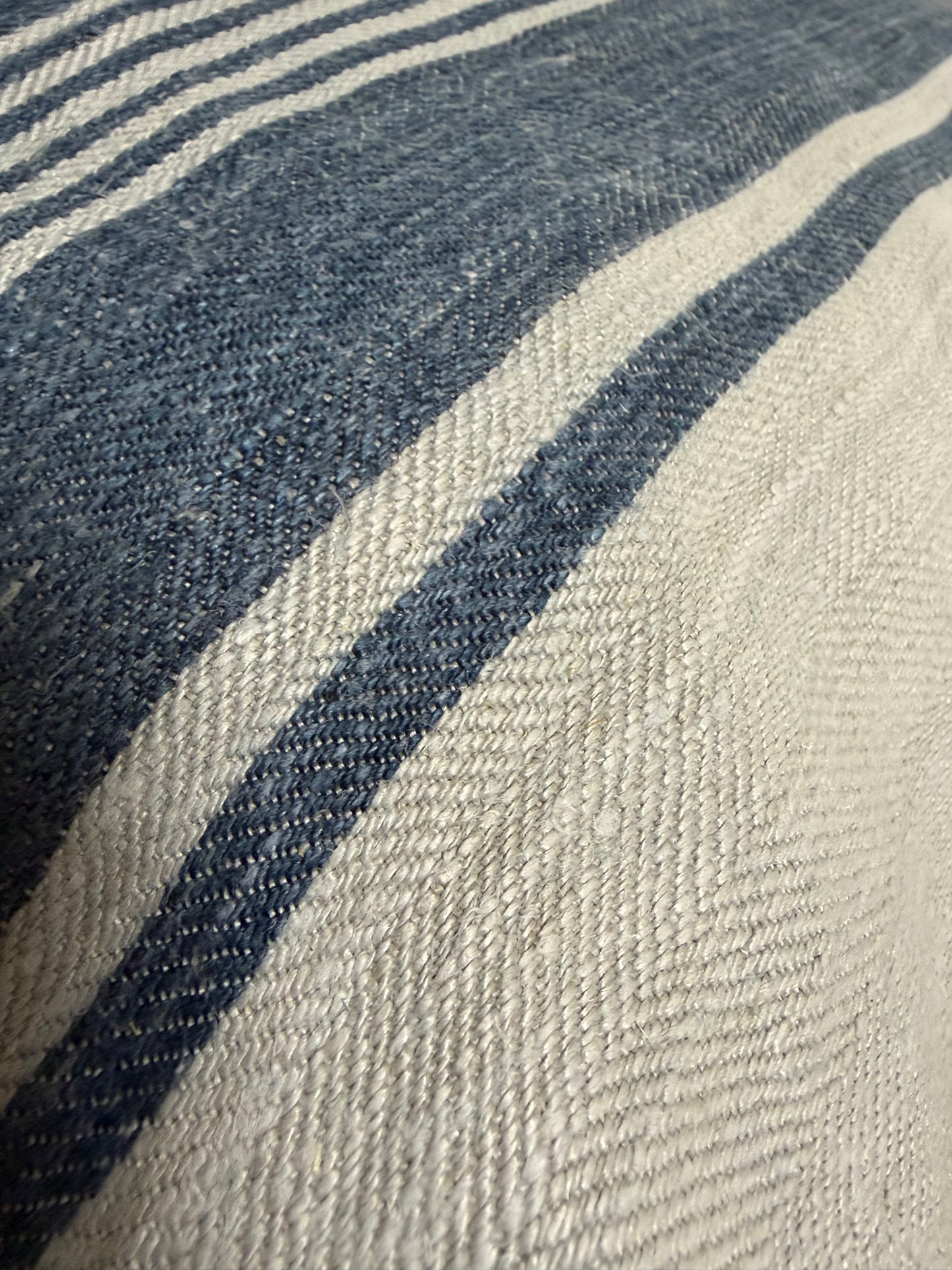 Großer Kissenbezug blau gestreift Fischgrätleinen mit Hotelverschluss 60 x 40