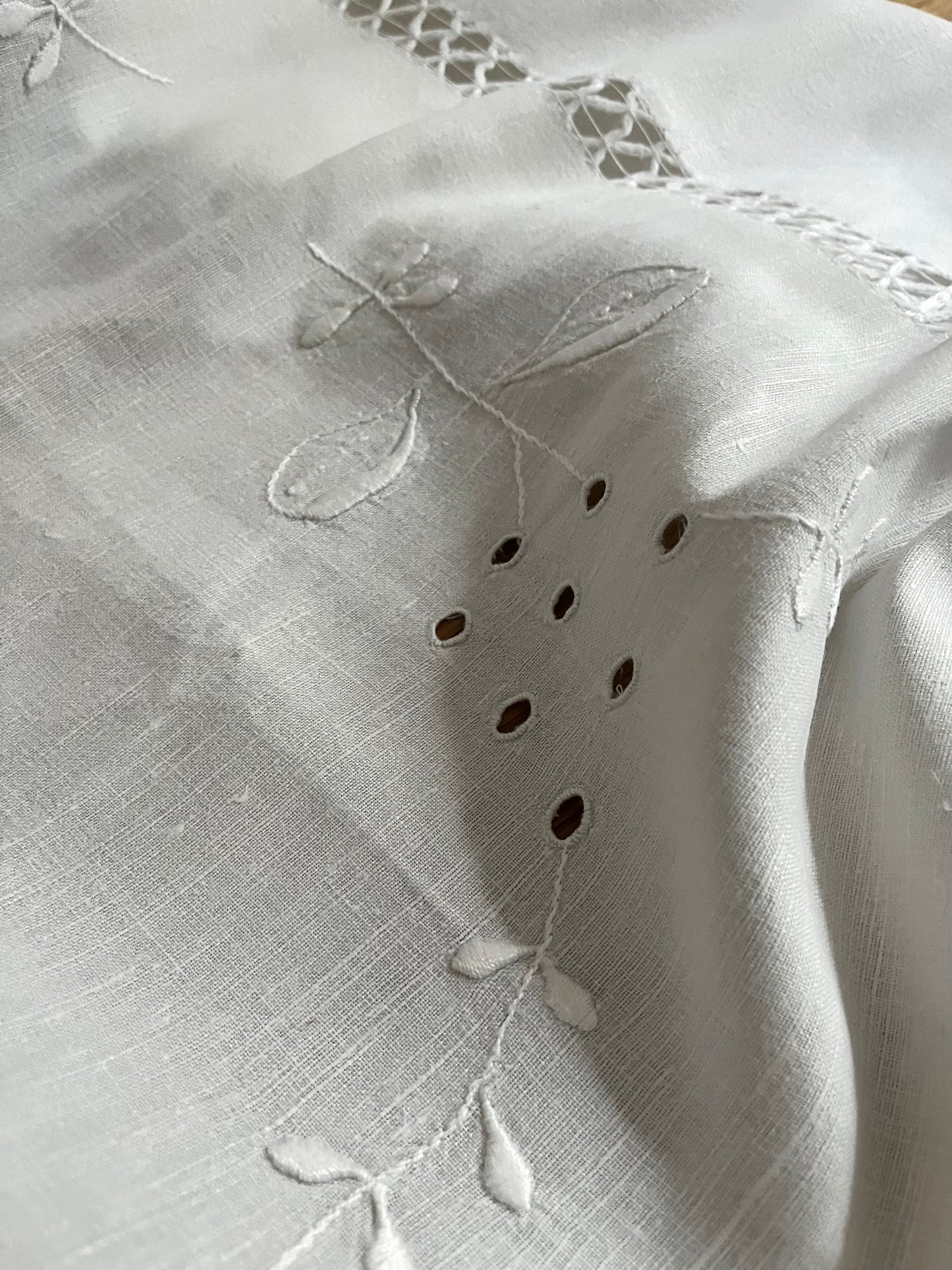 Riesin: fantastische Leinendecke mit viel Handarbeit aus Frankreich