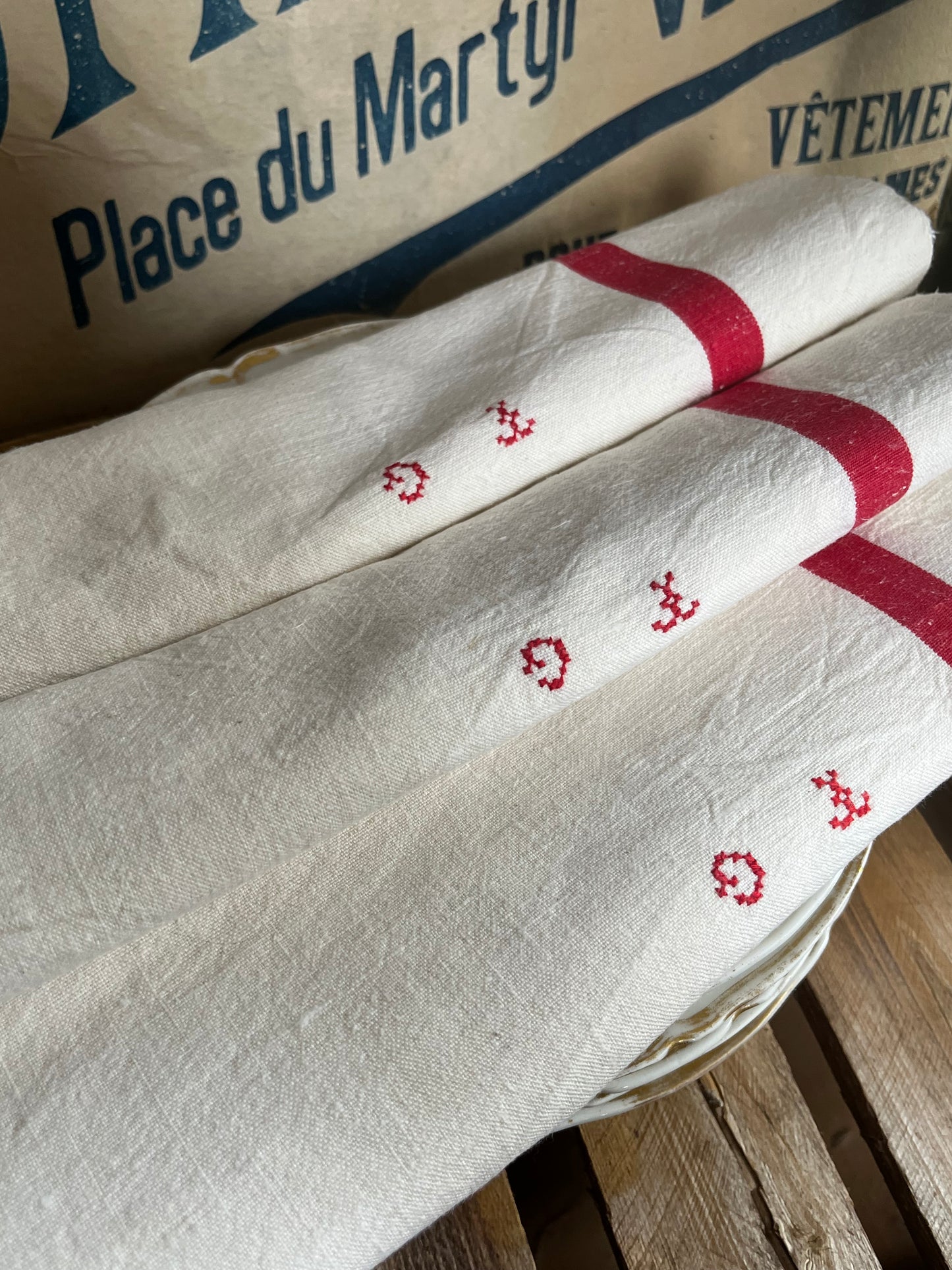 Set: 2 französische Leinentücher mit roten Streifen und Monogramm