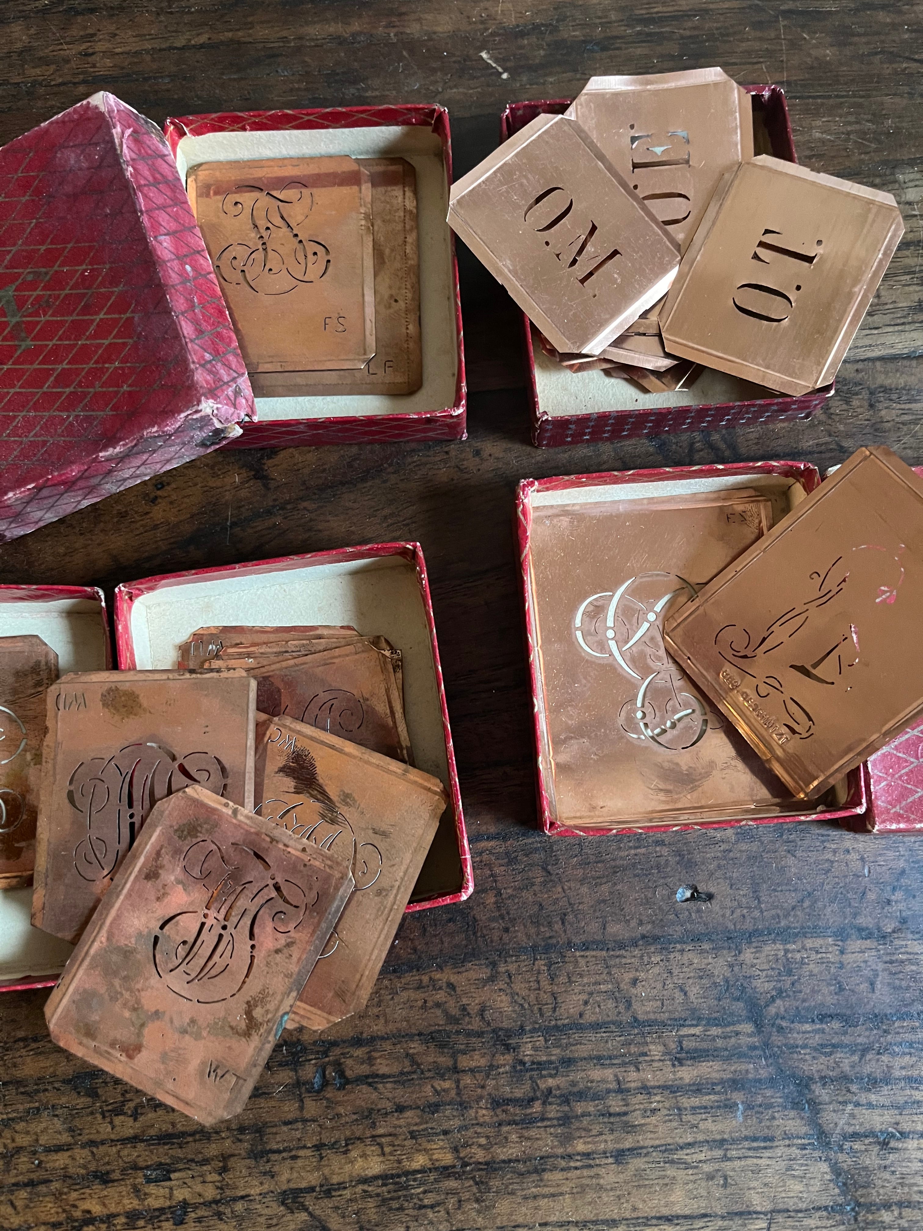 Kleine Sammlung alte Kupferschablonen Monogramme 33 Stück Stickvorlage