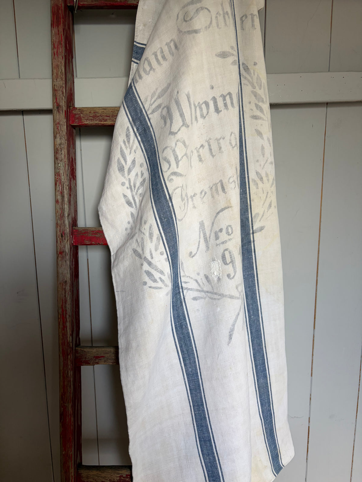 Prachtstück: sehr großer Leinensack mit blauen Streifen und original Aufschrift 132 x 62