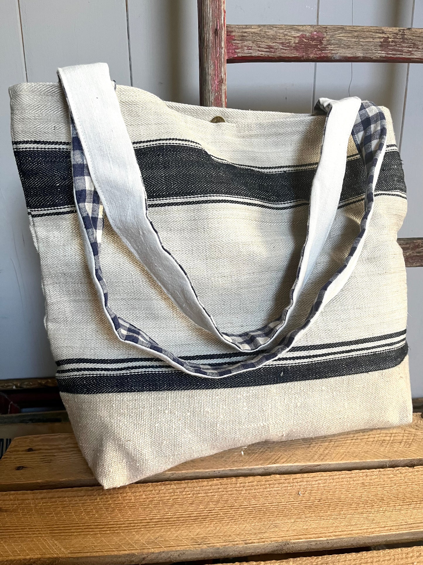 Blau gestreift: große Tasche aus kräftigem altem Leinensack mit Herzanhänger