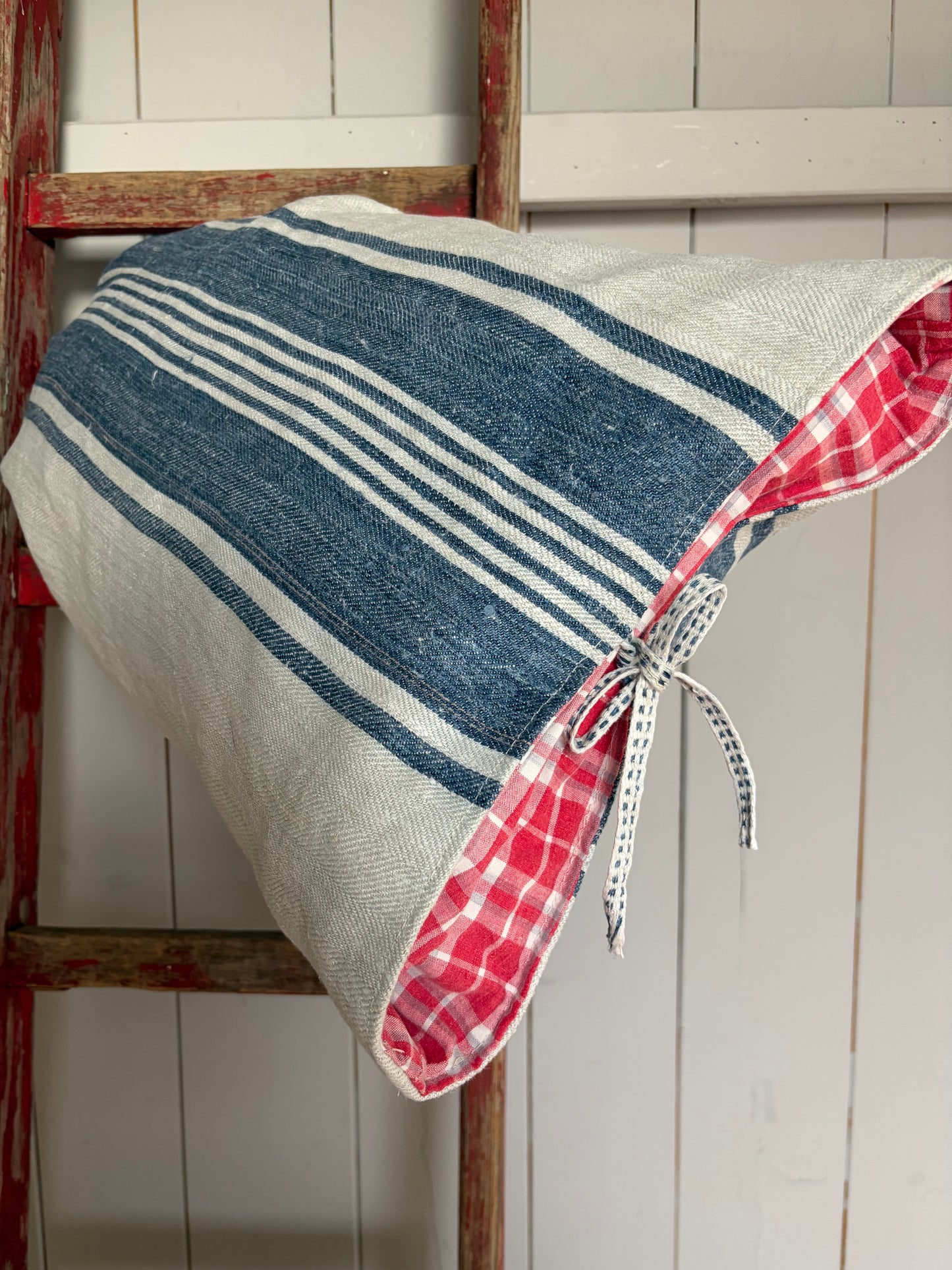 Großer Kissenbezug blau gestreift Fischgrätleinen mit Hotelverschluss 60 x 40
