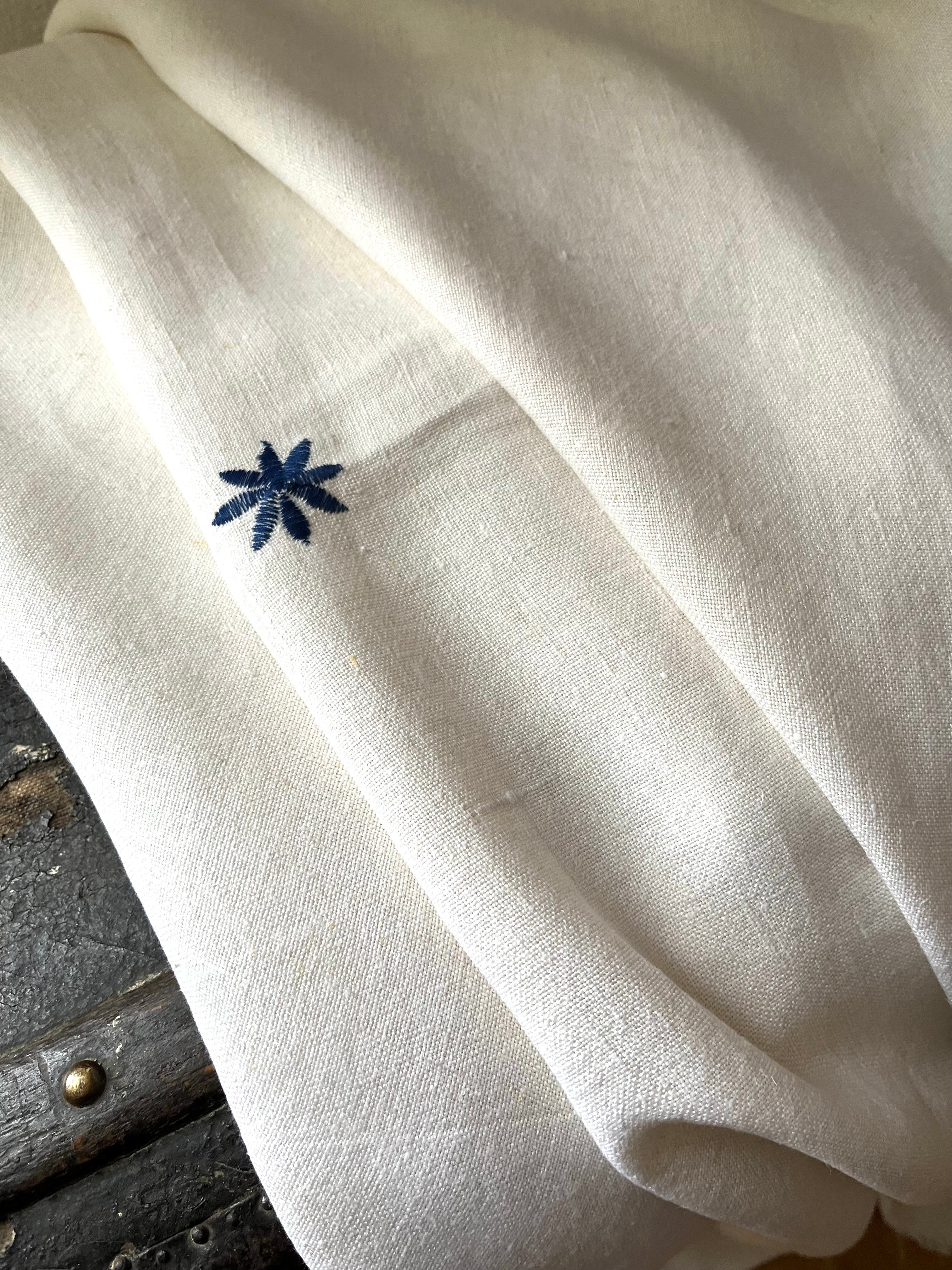 Just a Throw…Überwurf, Decke, Plaid aus dickem Leinen mit blauer Blüte