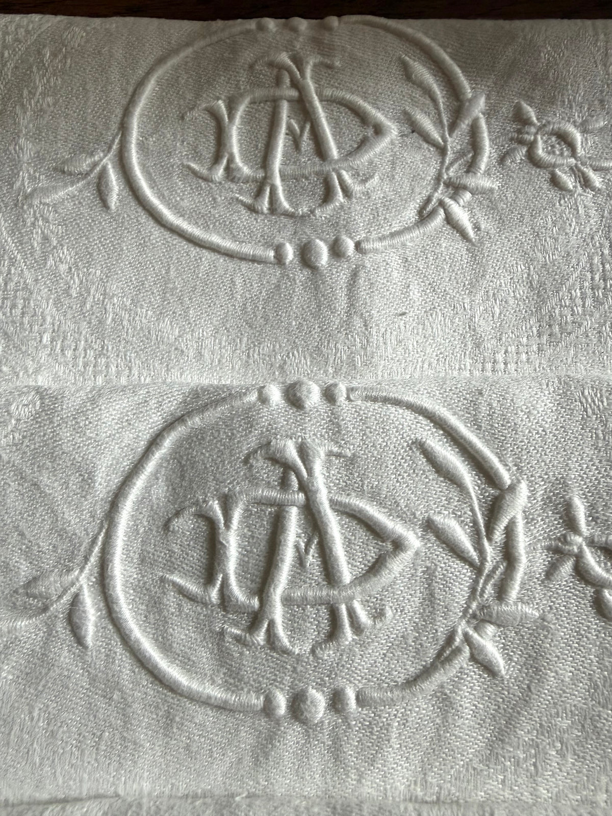 4 beeindruckende Leinen Damast Servietten mit Prunkmonogramm aus Belgien