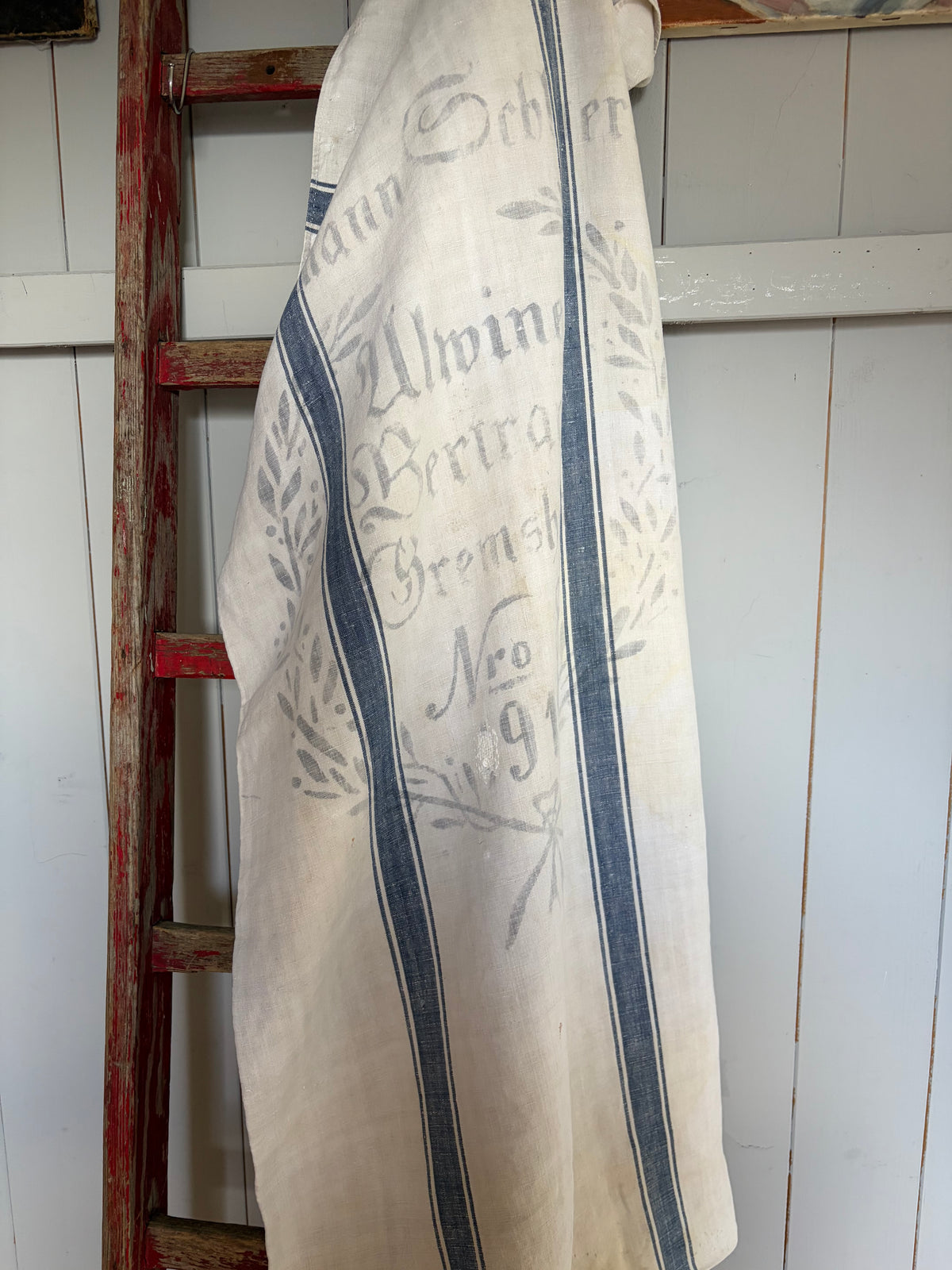 Prachtstück: sehr großer Leinensack mit blauen Streifen und original Aufschrift 132 x 62
