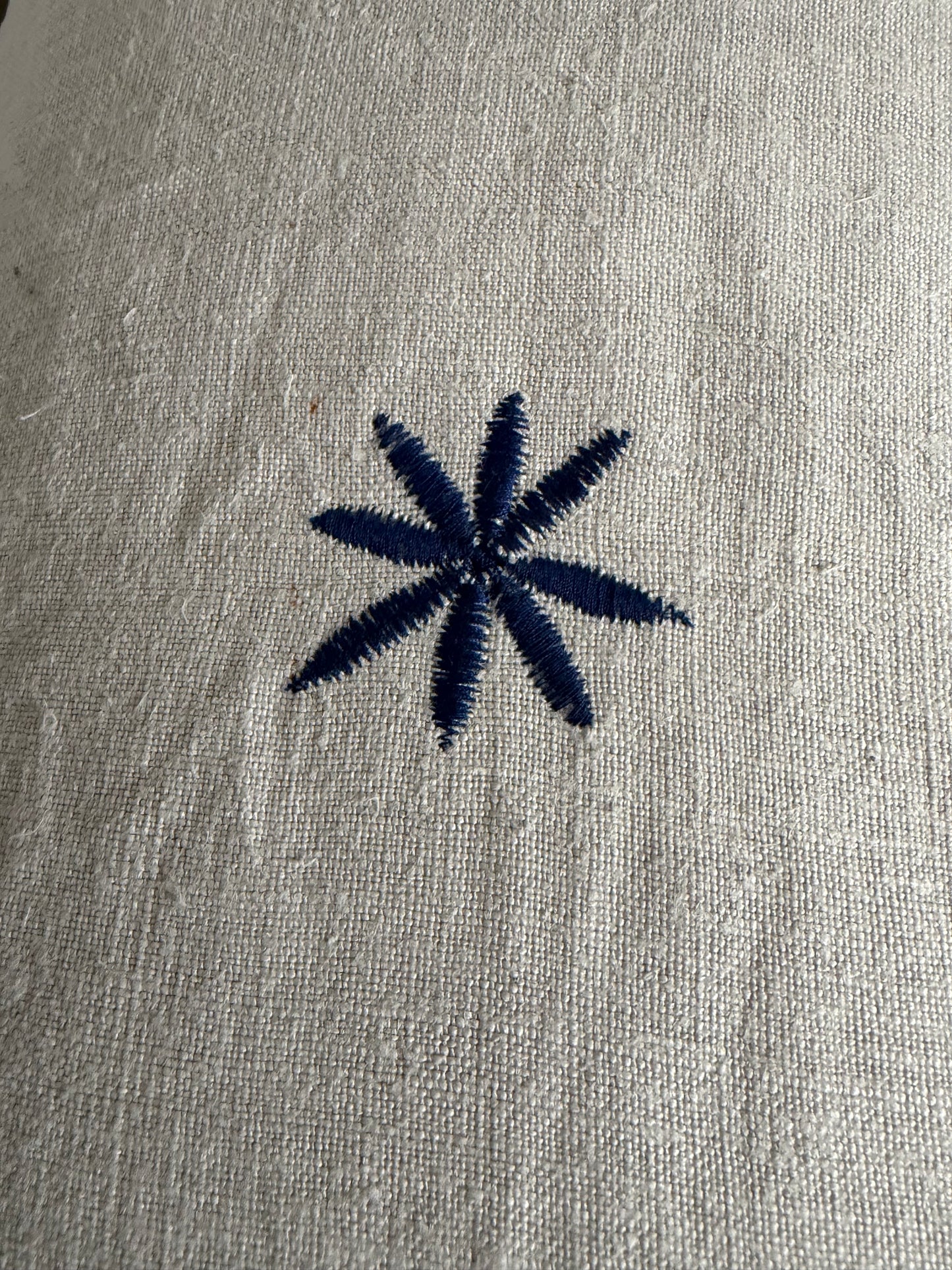 XL Kissenbezug altes Leinen mit blauen Streifen und Blüte 80 x 40