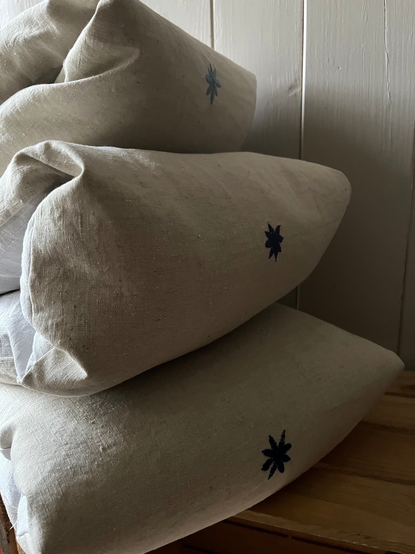 XL Kissen altes Leinen mit blauen Streifen und Blüte 80 x 40