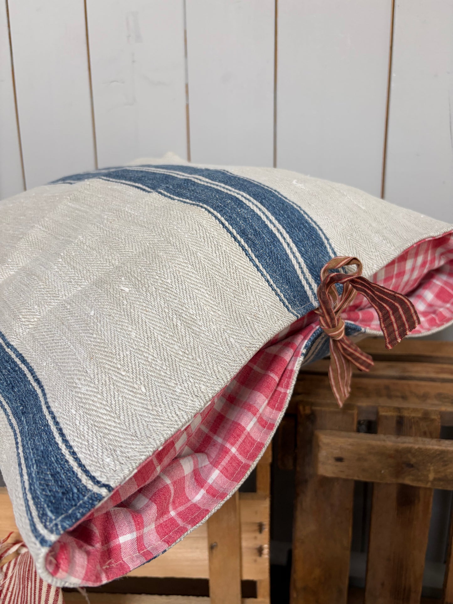 Kissenbezug blau gestreiftes Fischgrätleinen mit rot kariertem Hotelverschluss 50 x 50