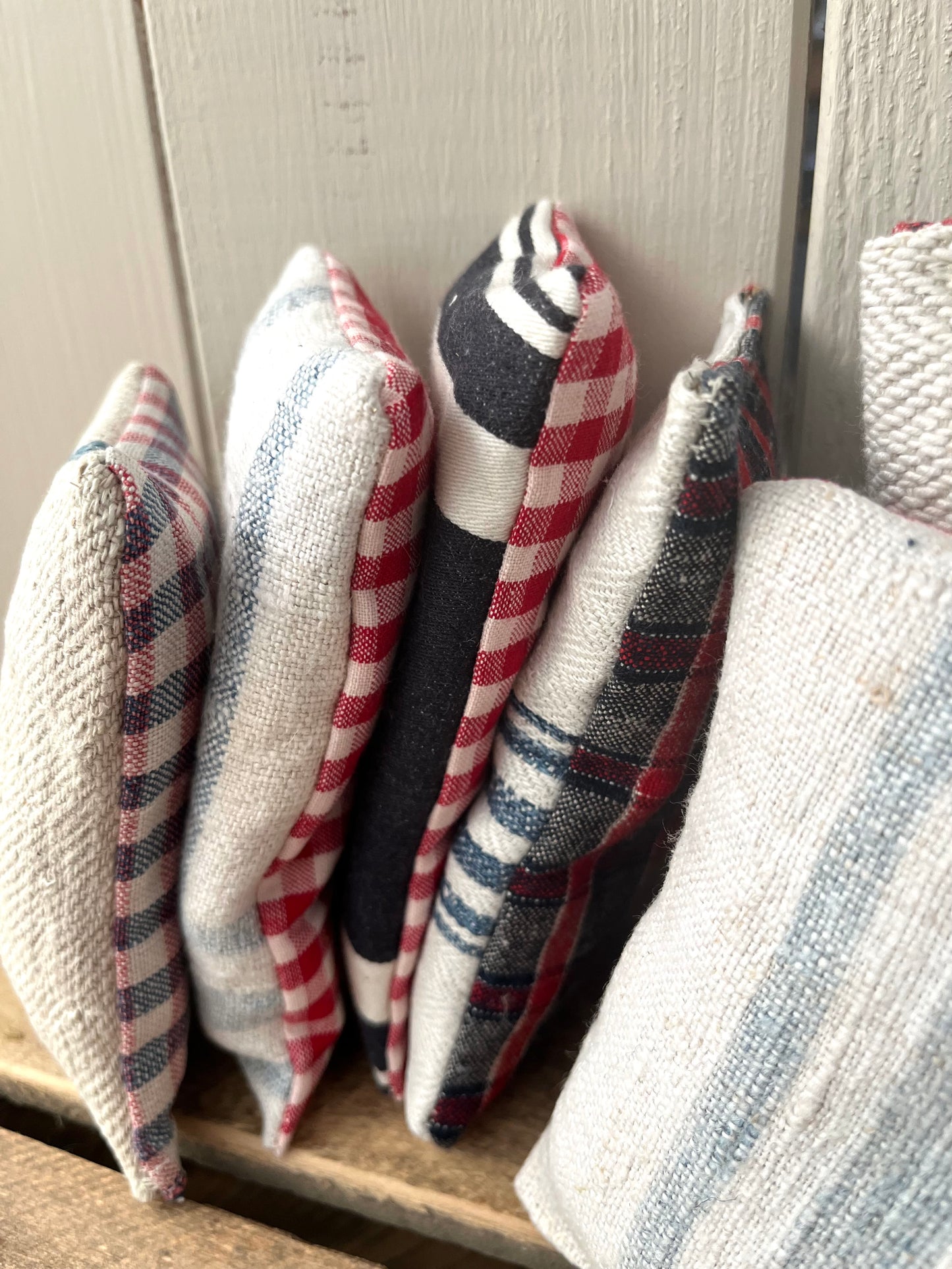 Blau gestreift: 3 große Lavendelkissen aus Vintage Leinen