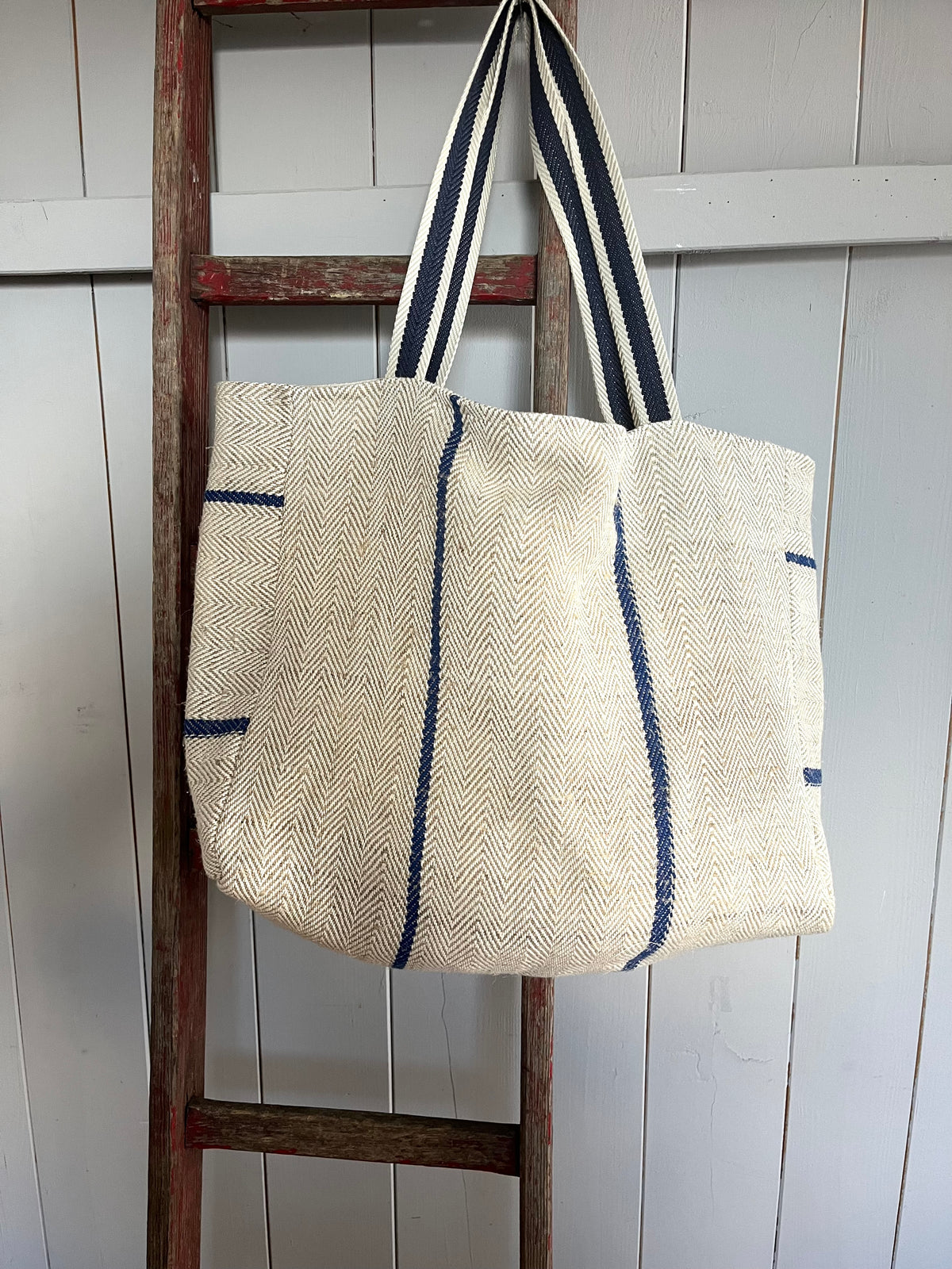 Blau gestreift: große Tasche aus kräftigem altem Leinensack – OnceUponLinen