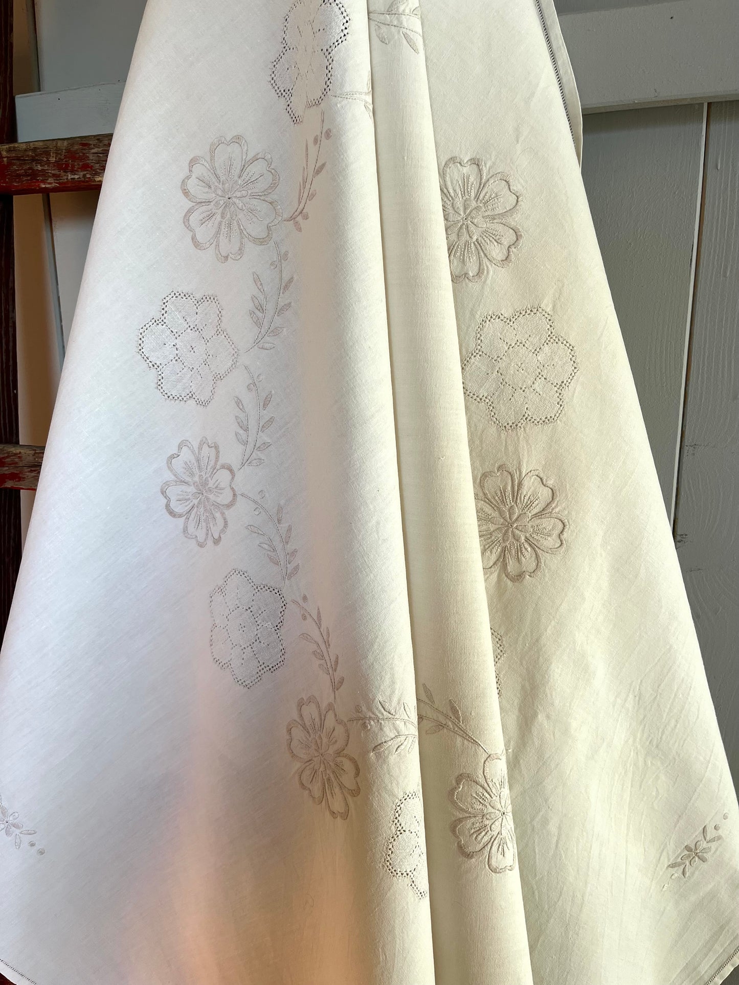 Große Tischdecke mit viel Stickerei 160 x 120