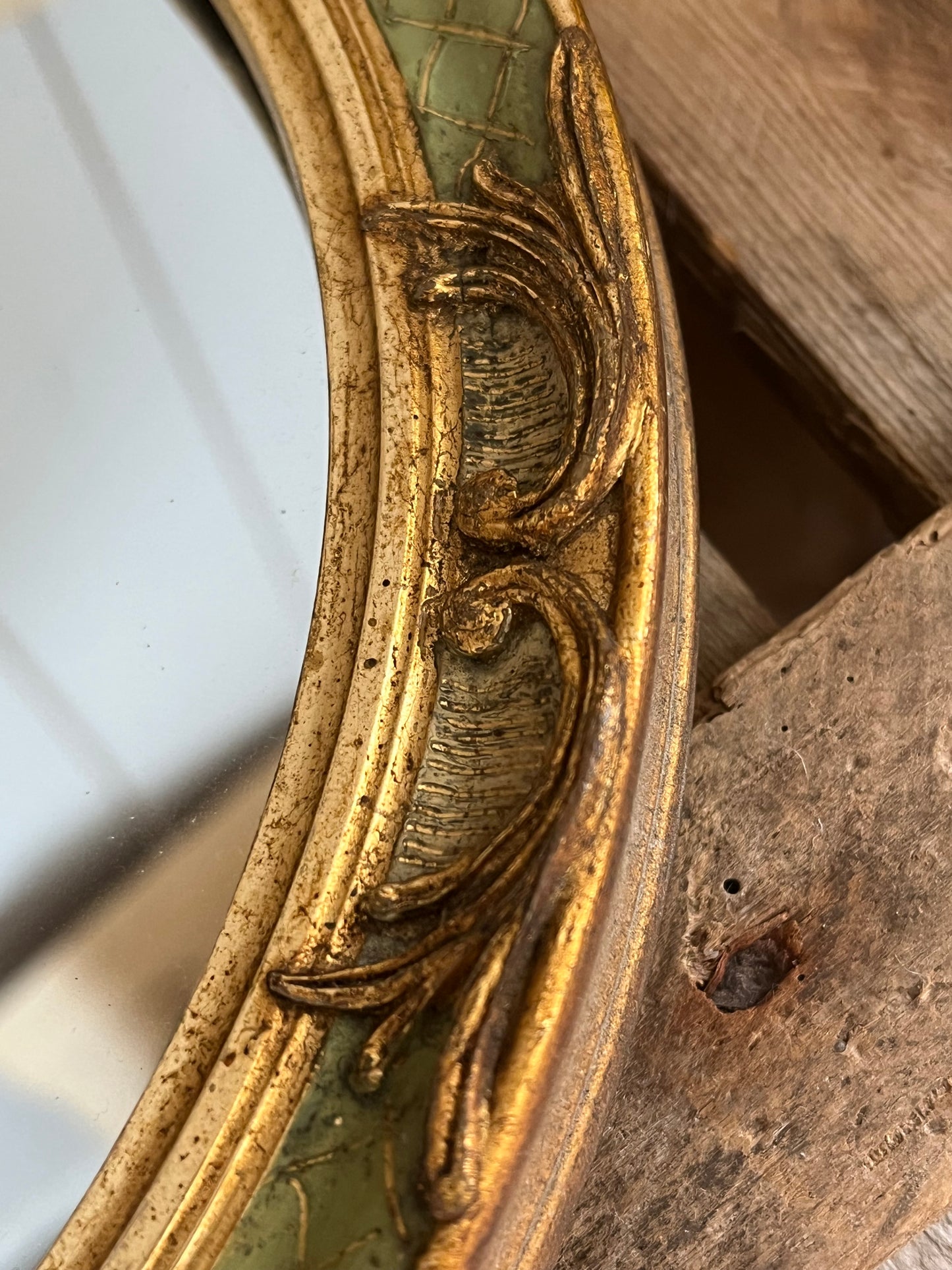 Alter florentinischer Spiegel schwer und mit Stuckrahmen