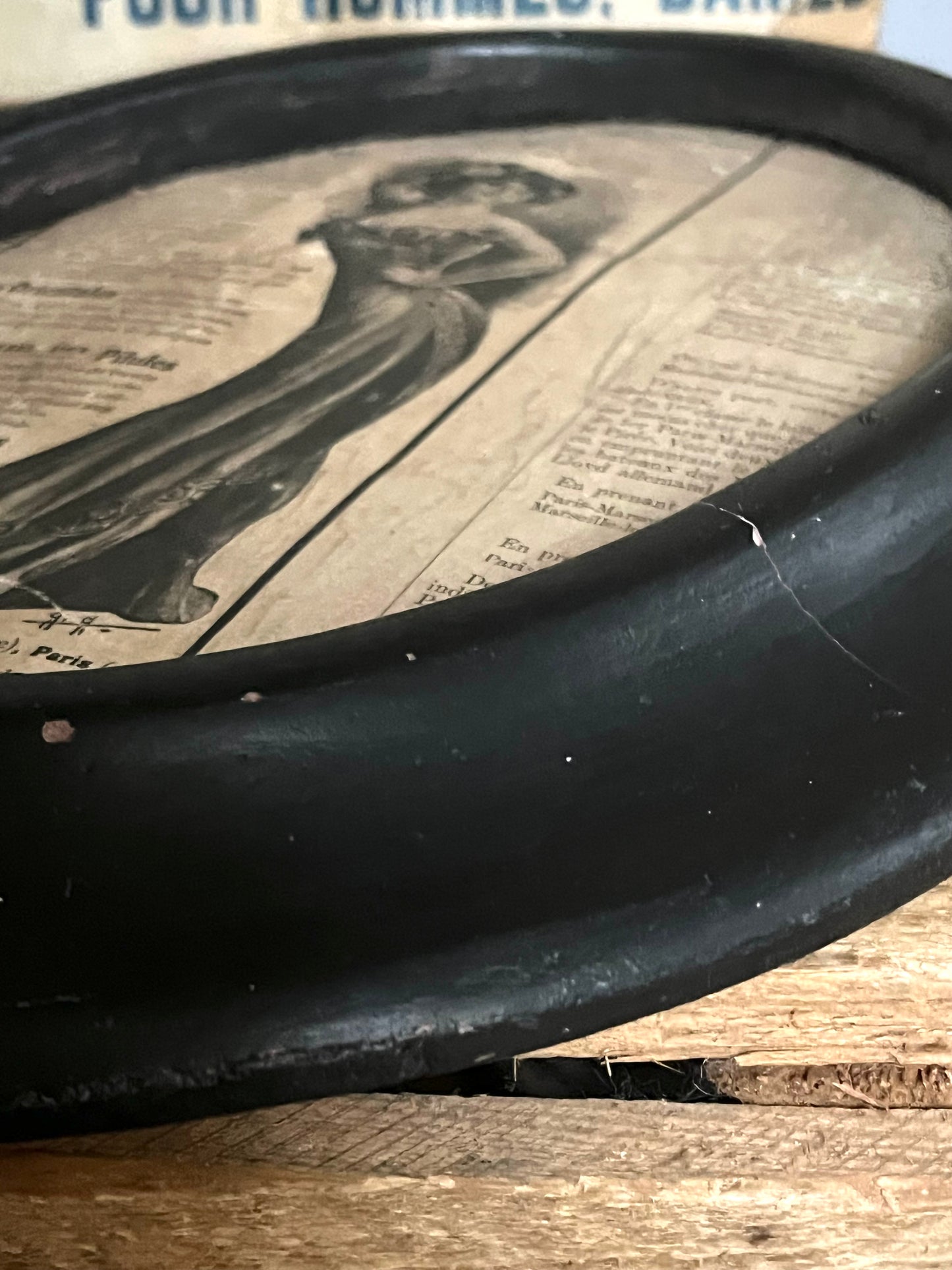 Sehr alter Holzrahmen oval mit Patina