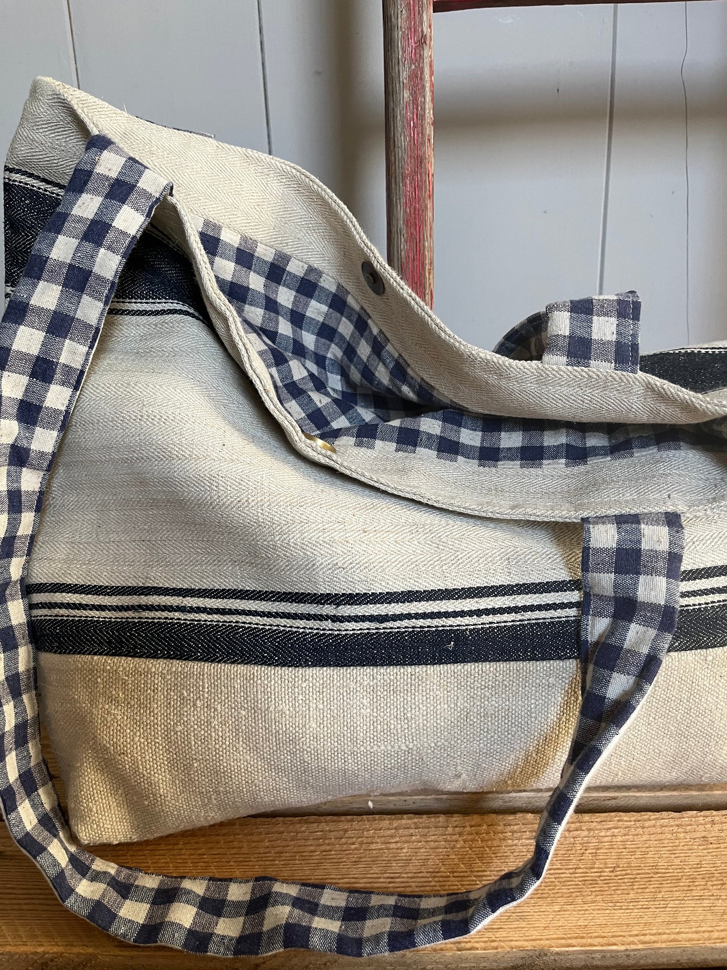 Blau gestreift: große Tasche aus kräftigem altem Leinensack mit Herzanhänger