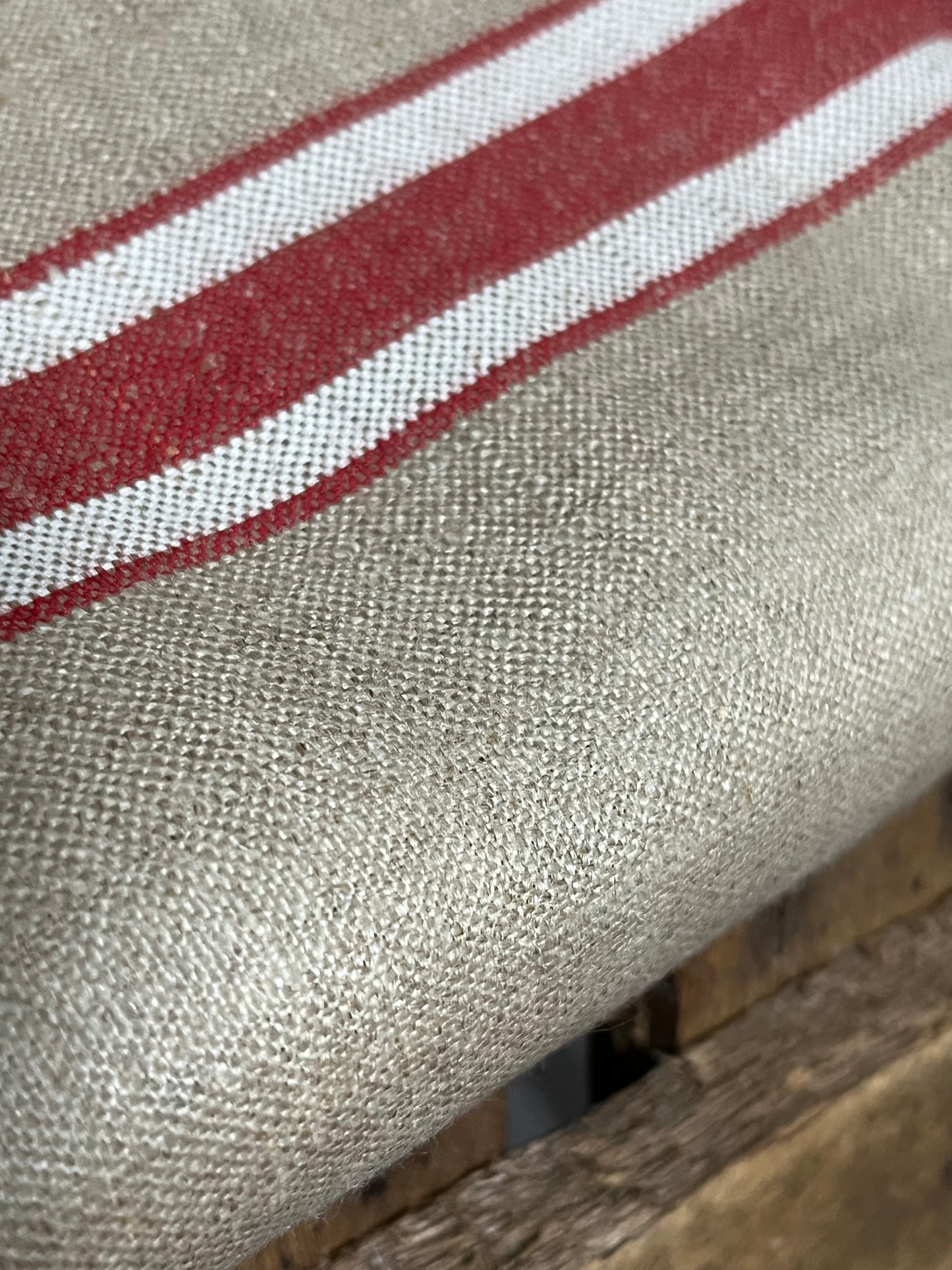 Großes Mangeltuch aus altem schwerem Leinen mit roten Streifen und Monogramm 3 x 0,90