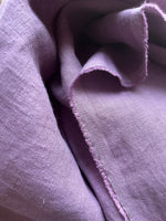 Load image into Gallery viewer, 4,1 x 1,5 Meter Violett: extra breites und schweres washed Leinen in frischem Lavendelton
