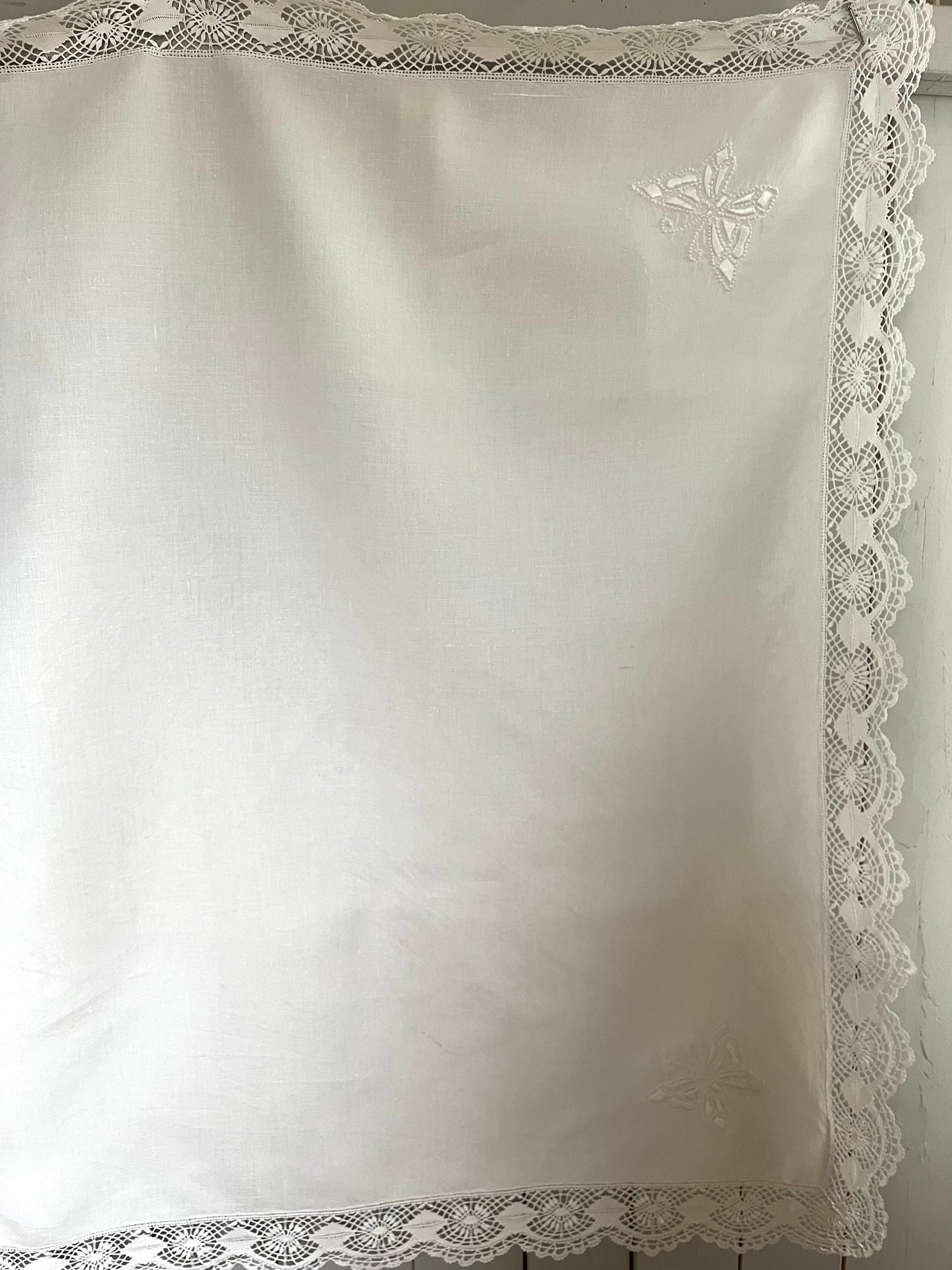 Feinste Leinendecke mit hervorragender Weißstickerei und Filetborte 126 x 120