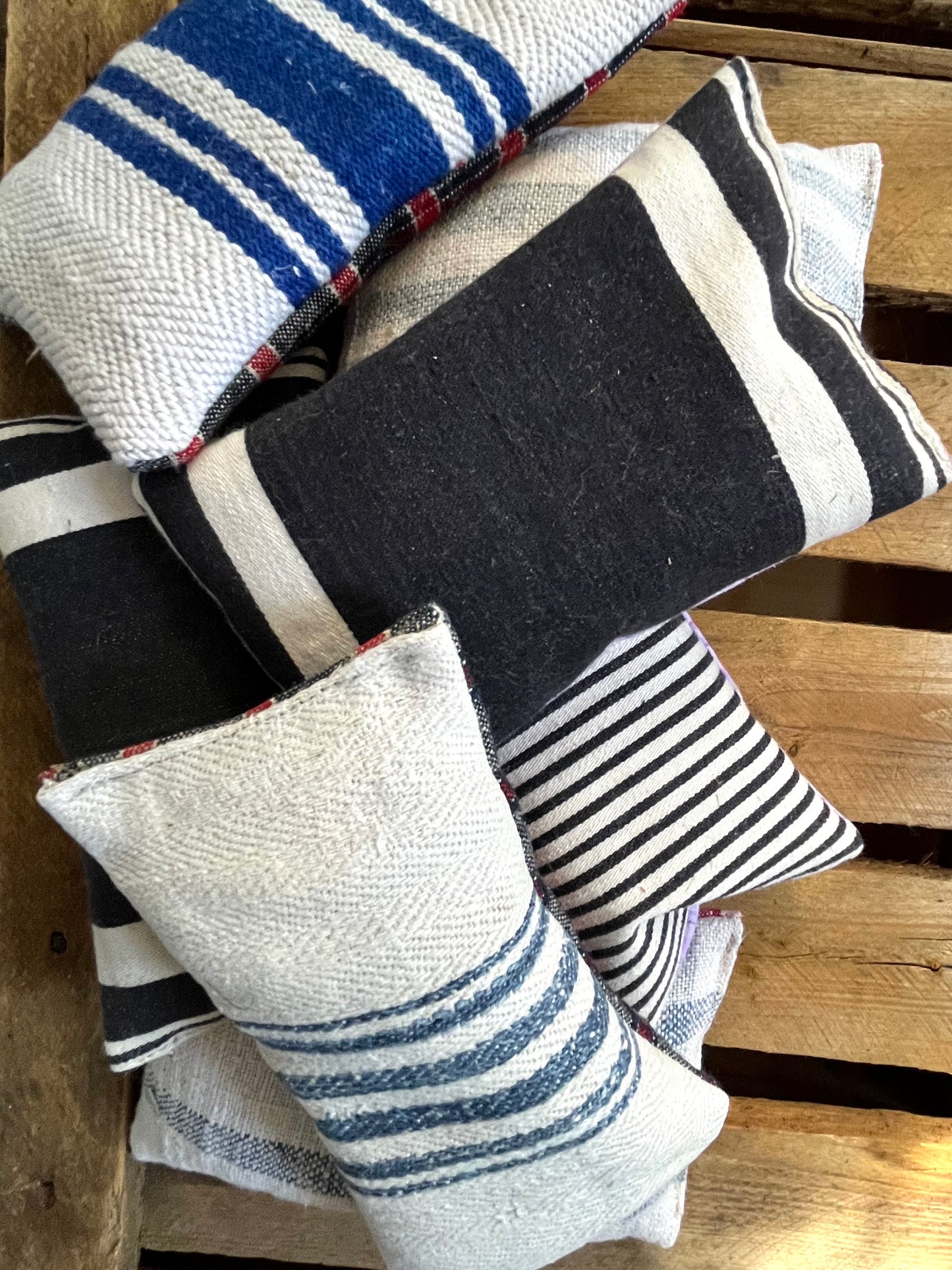 Blau gestreift: 3 große Lavendelkissen aus Vintage Leinen