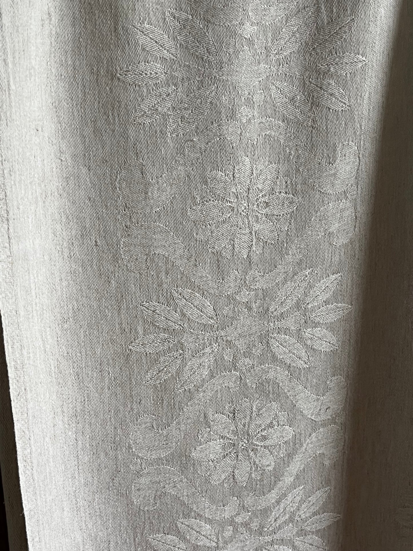 Großes Tuch aus Leinen/ Viskosemischung mit Damastblüten