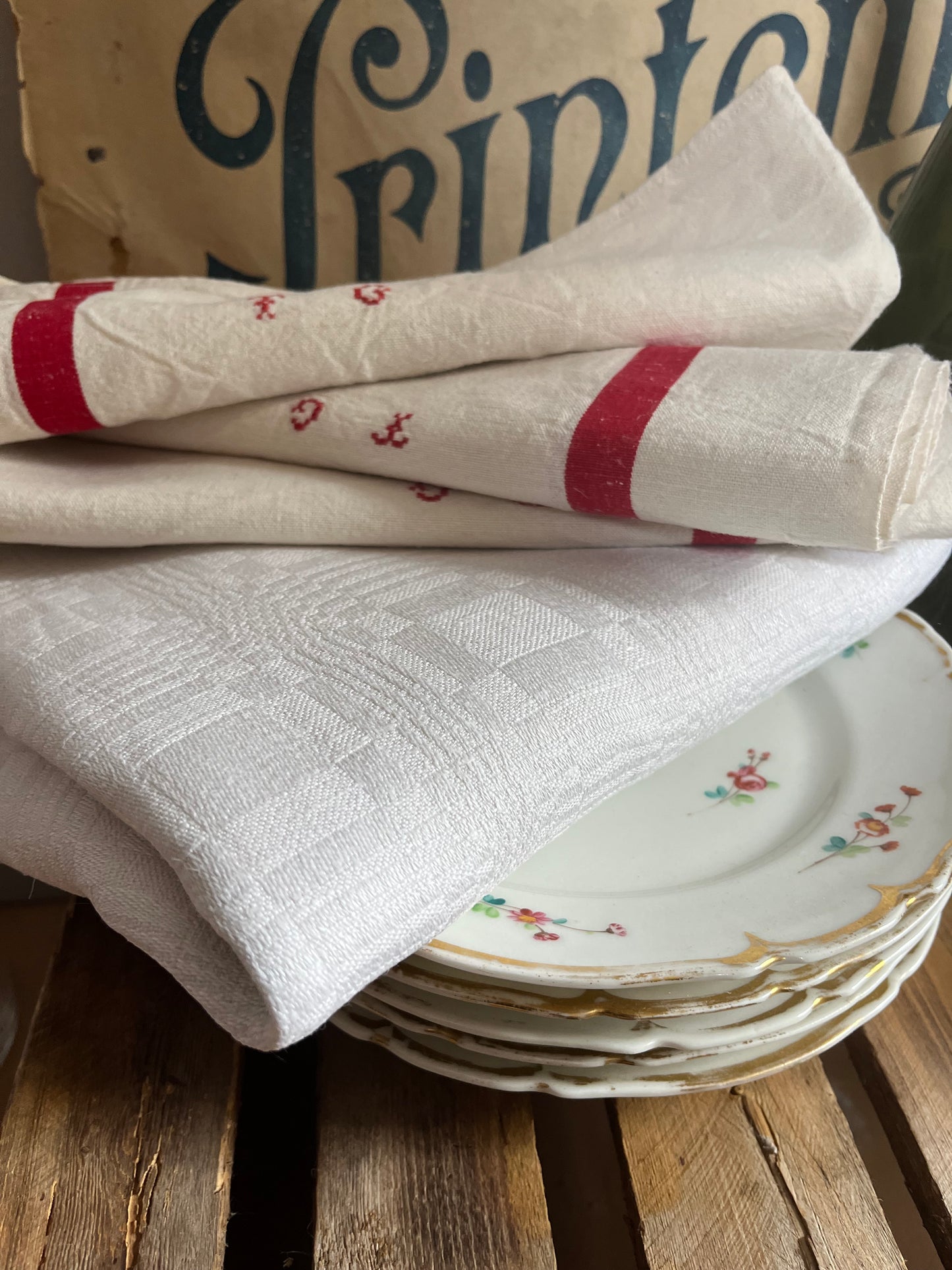 Set: 2 französische Leinentücher mit roten Streifen und Monogramm