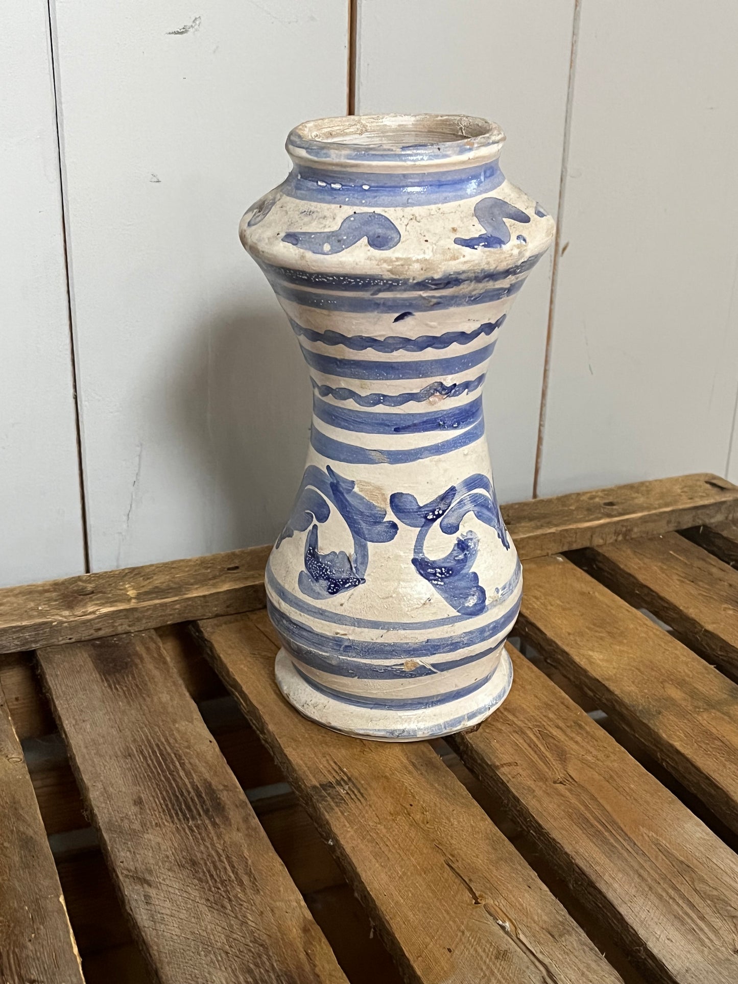 Alte Vase Majolika Spanien in Blau/Weiß