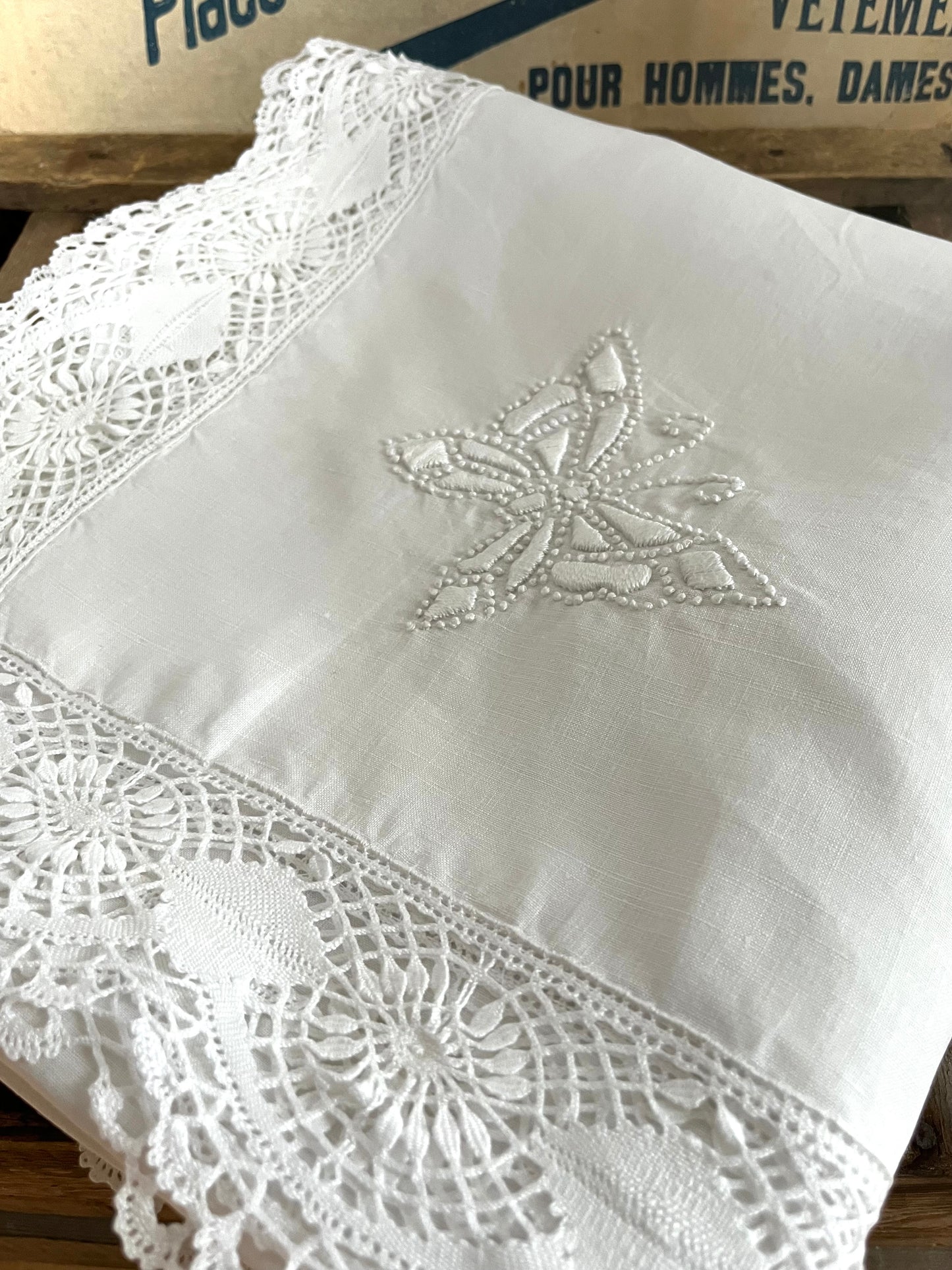 Feinste Leinendecke mit hervorragender Weißstickerei und Filetborte 126 x 120