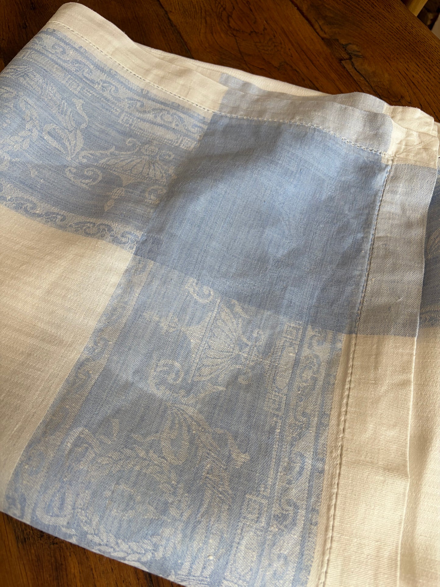 Große, ehrwürdige Leinendecke für die Tafel mit blauer Damastbordüre und Biedermeier-Muster