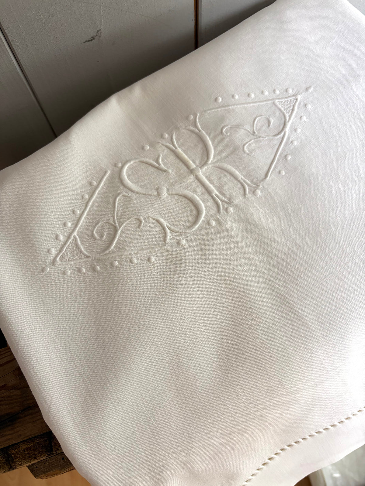 Vintage Laken aus Belgien mit Monogramm und Hohlsaumarbeit