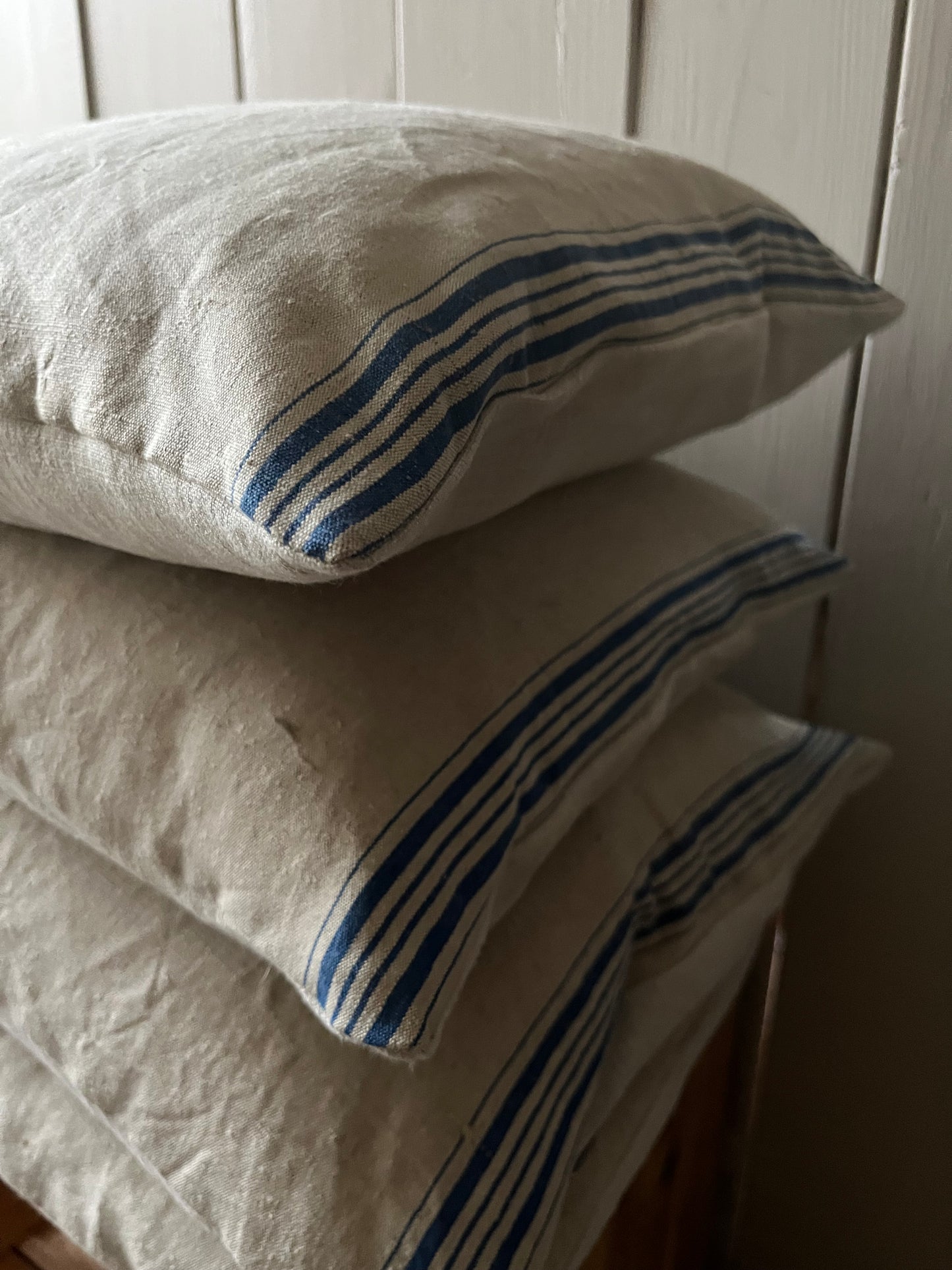 XL Kissen altes Leinen mit blauen Streifen und Blüte 80 x 40