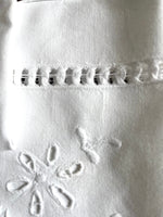 Load image into Gallery viewer, 6 Servietten mit kleiner Blütenstickerei, Hohlsaumarbeit
