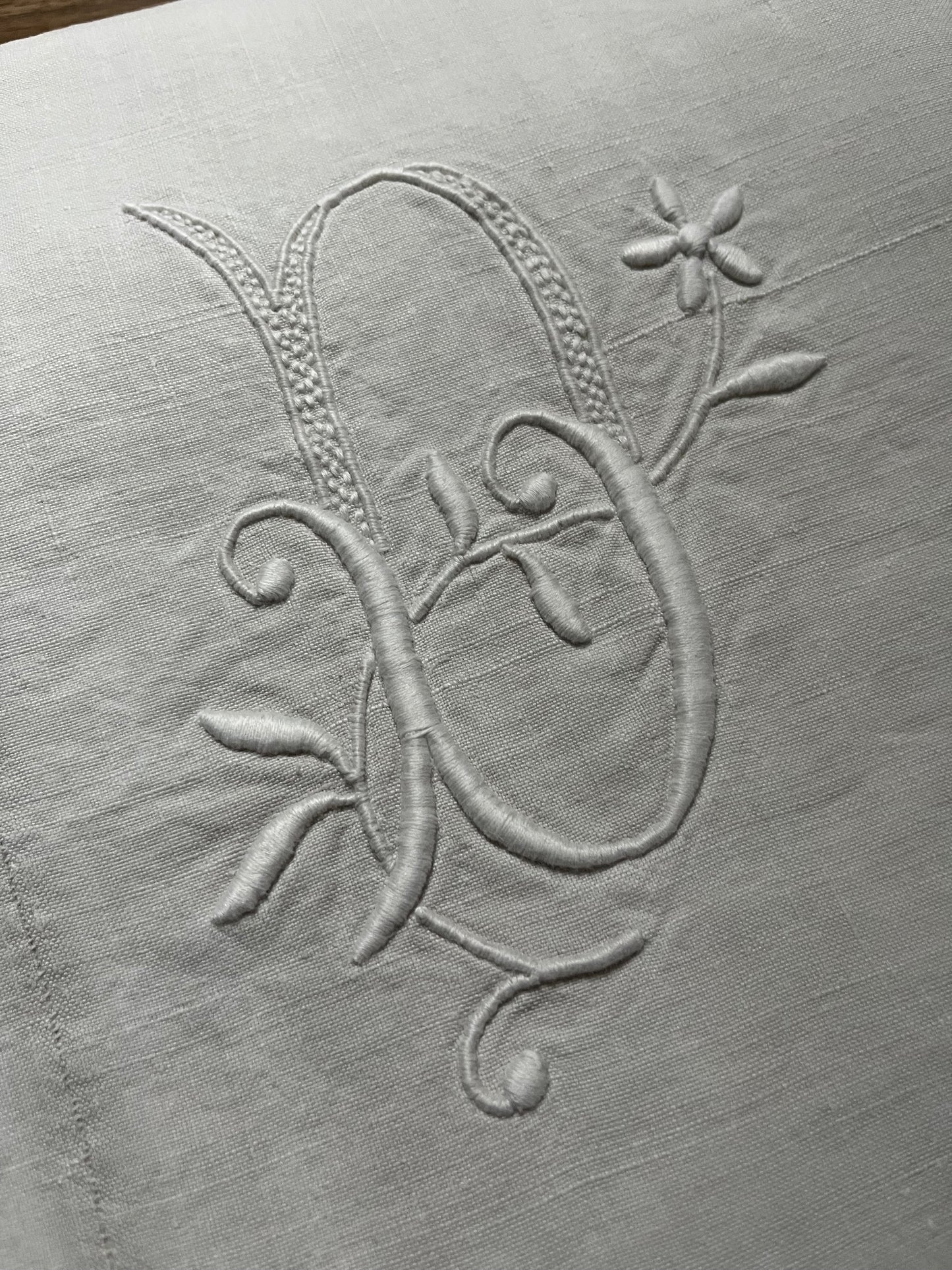 Fantastisches Leinenlaken aus Frankreich mit bildschönem Monogramm