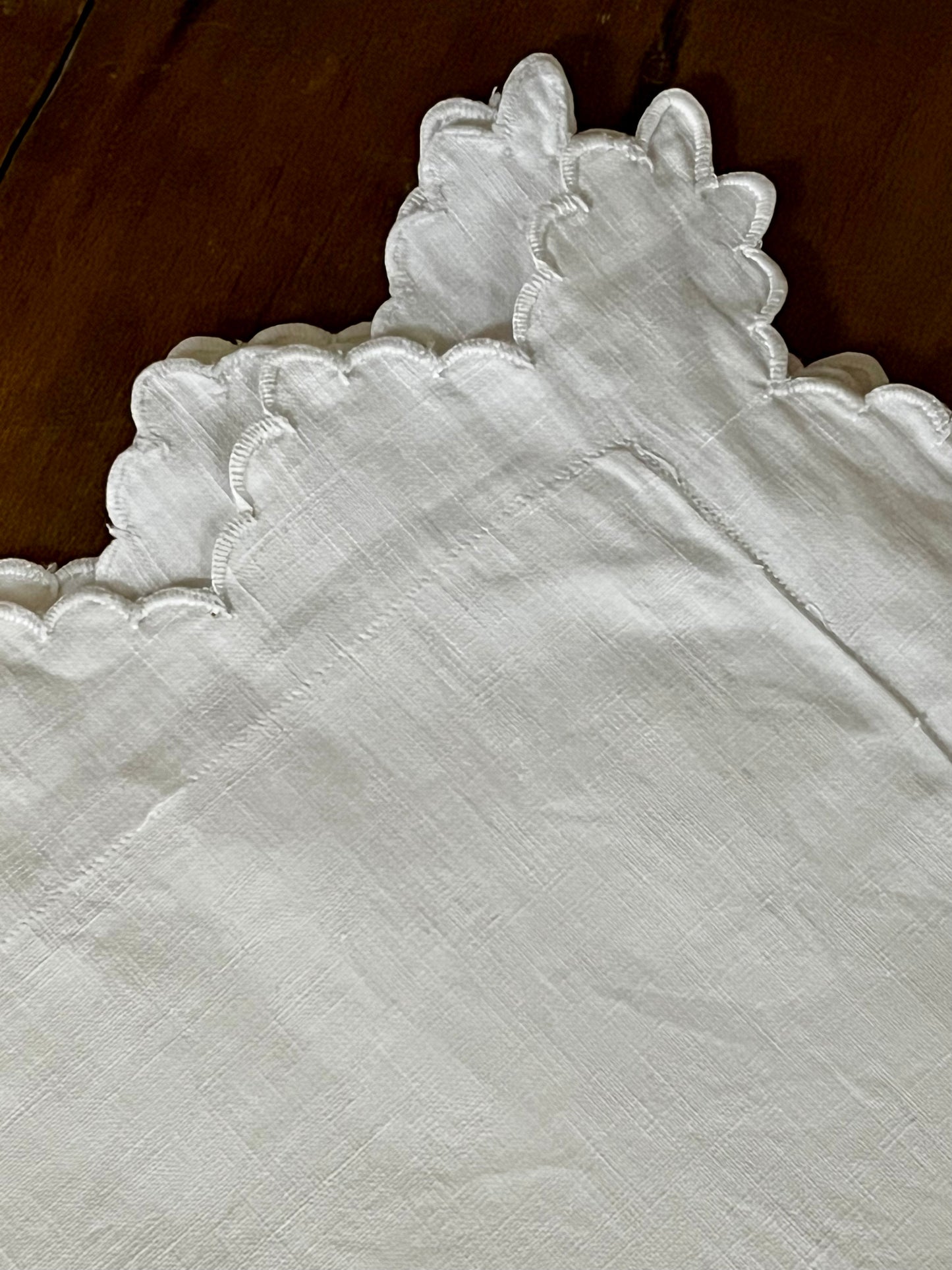 Französisches Leinen Kissen Weiß mit Prunk-Monogramm