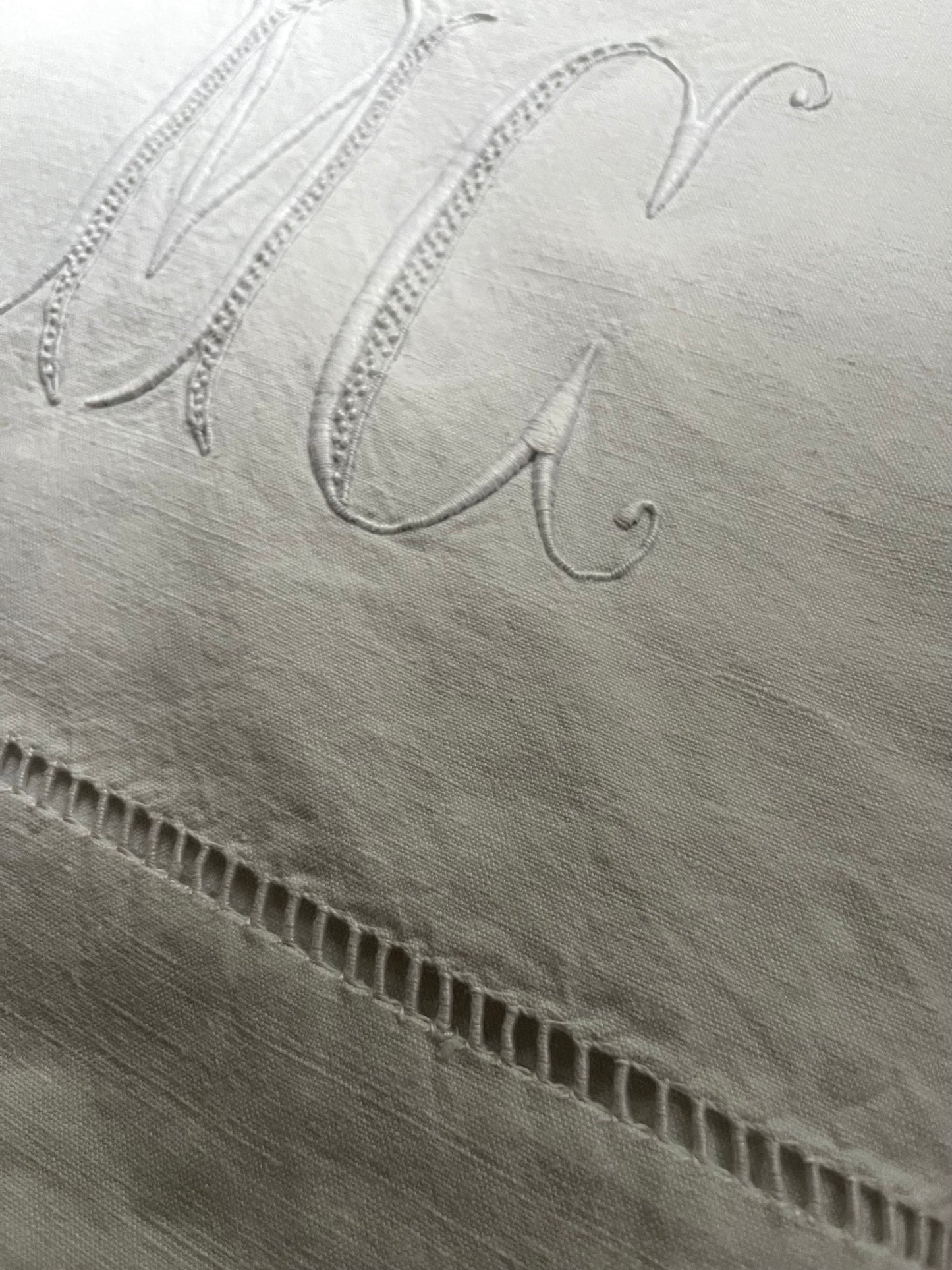 Schwergewicht mit großem Monogramm: XL Überschlaglaken aus Frankreich