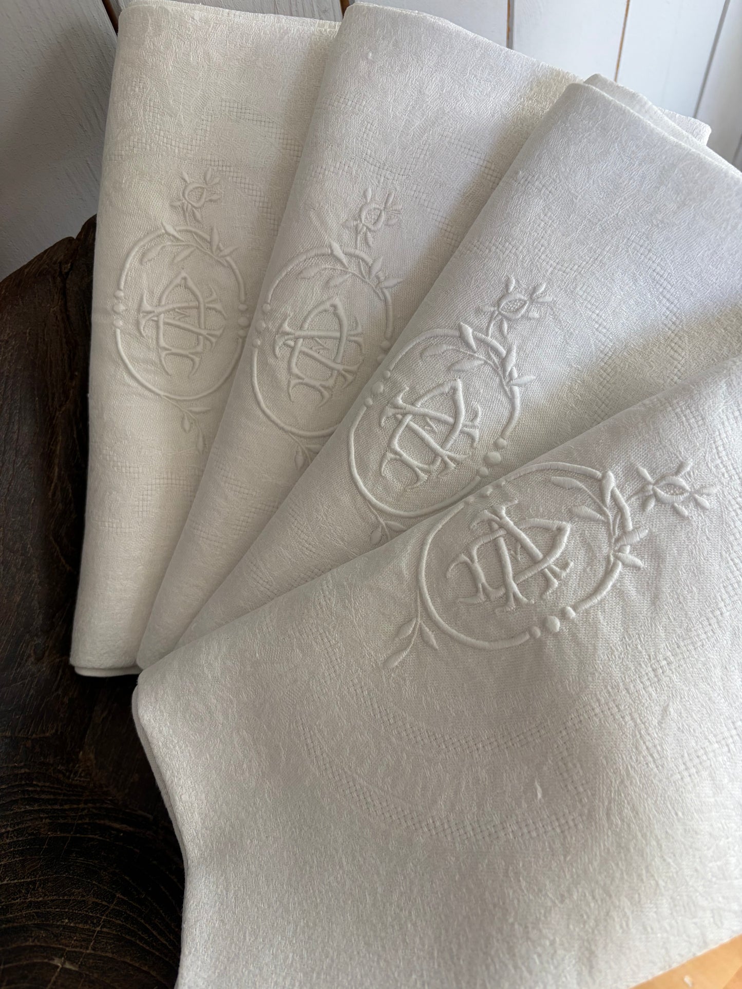 4 große imposante Servietten mit Monogramm aus Leinen, Belgien