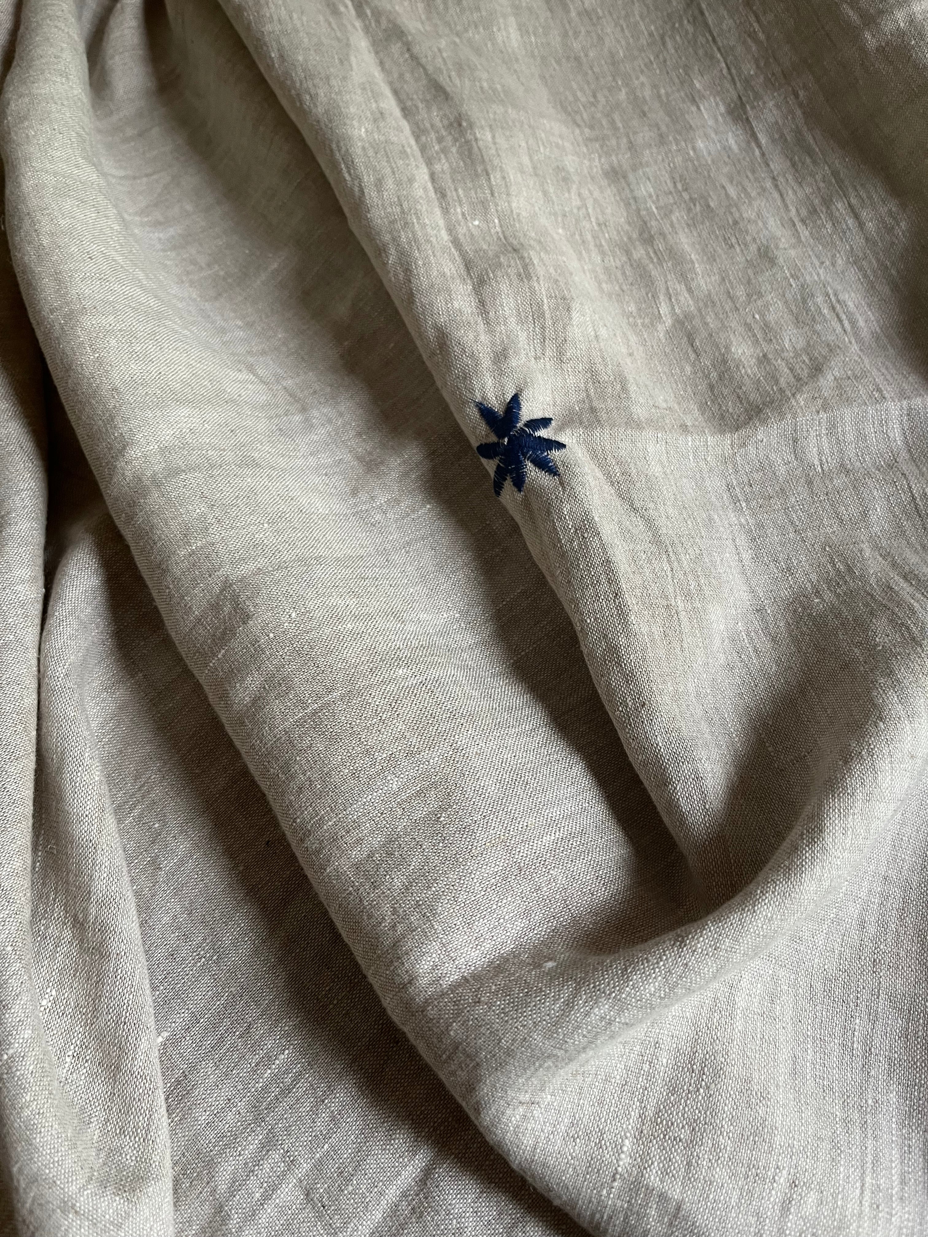 Just a Throw…Überwurf, Decke, Plaid aus naturfarbenem Leinen mit blauer Blüte