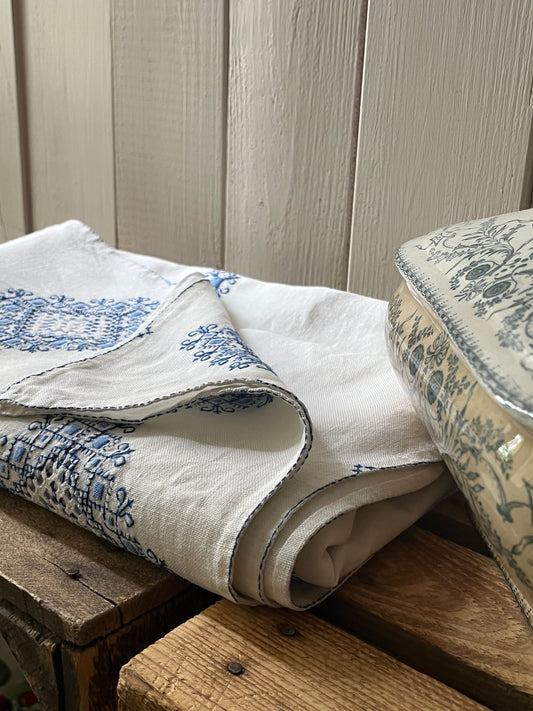 Viel Handarbeit in Blau/Weiß: Große Leinendecke in bestem Zustand 190 x 150