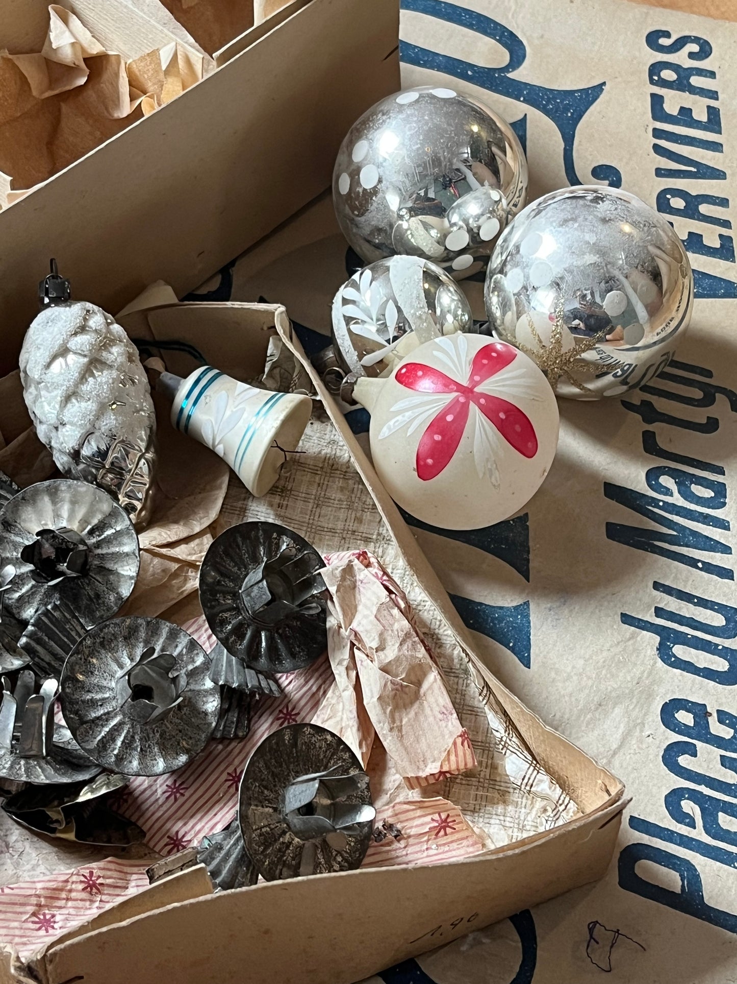 Weihnachtsschmuck im Karton von ca. 1940 & Kerzenhalter