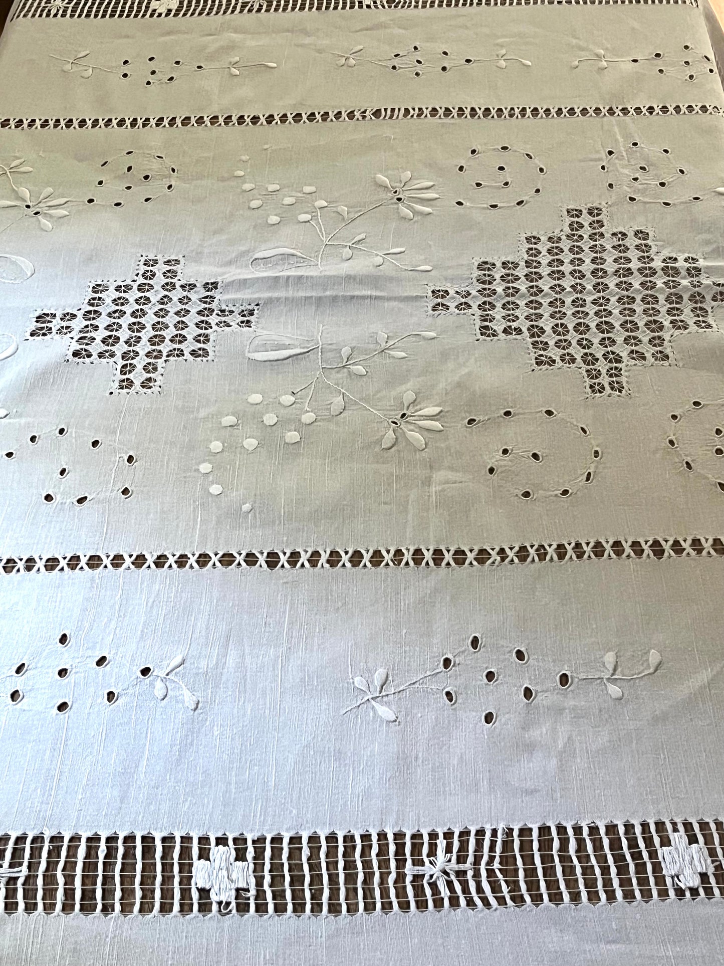 Riesin: fantastische Leinendecke mit viel Handarbeit aus Frankreich