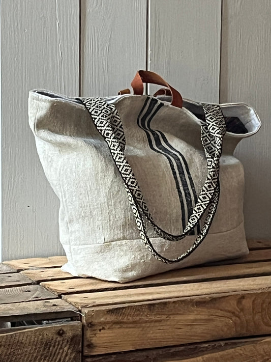 Gestreift: Große Tasche aus altem Leinensack mit Streifen