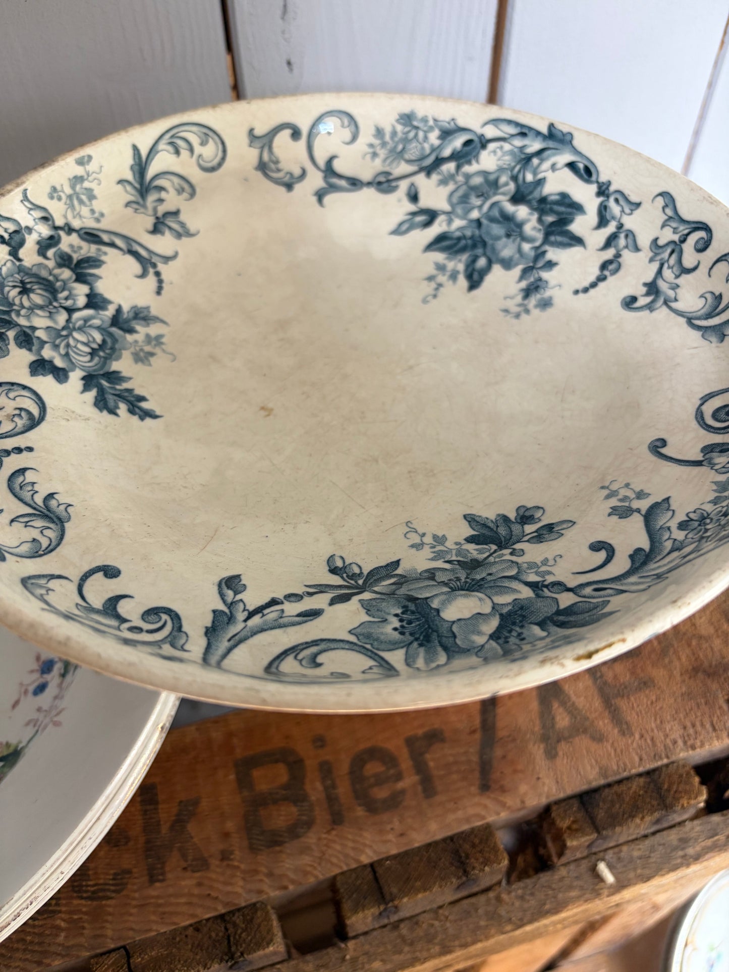 Bildschöne französische vintage Etagere blau-weiße Keramik