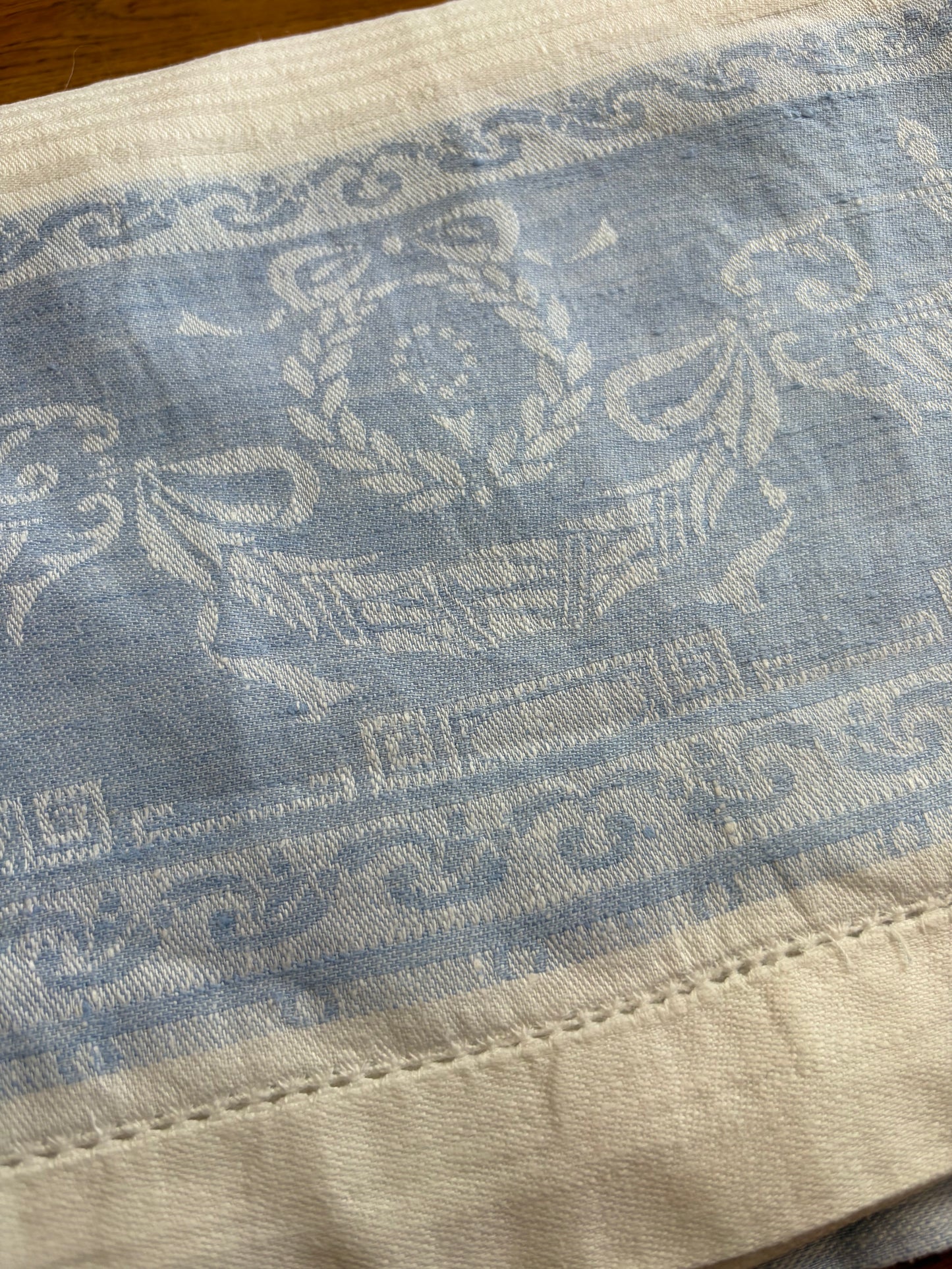 Große, ehrwürdige Leinendecke für die Tafel mit blauer Damastbordüre und Biedermeier-Muster