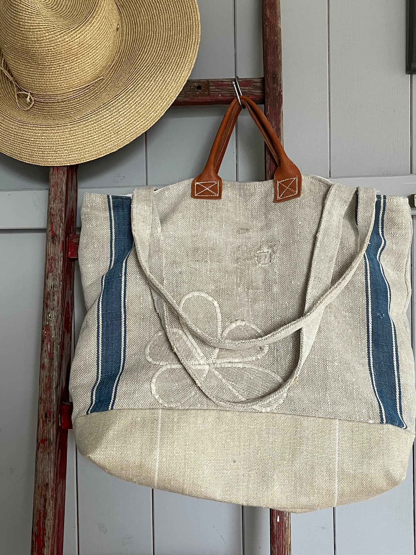 Very Vintage: Große Tasche aus altem Leinensack mit Streifen und Blüten