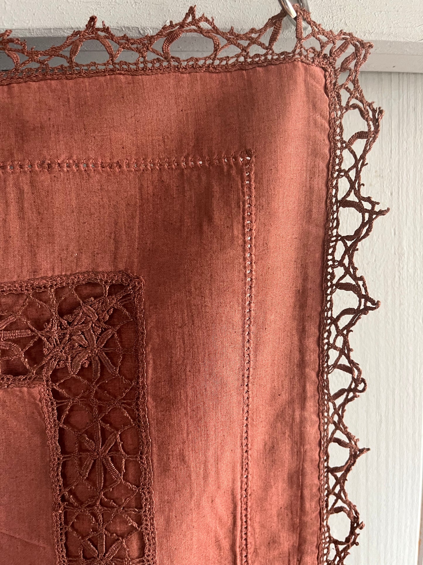 Trio: Alte französische Kissenbezüge mit Spitze, Monogramm und gefärbt