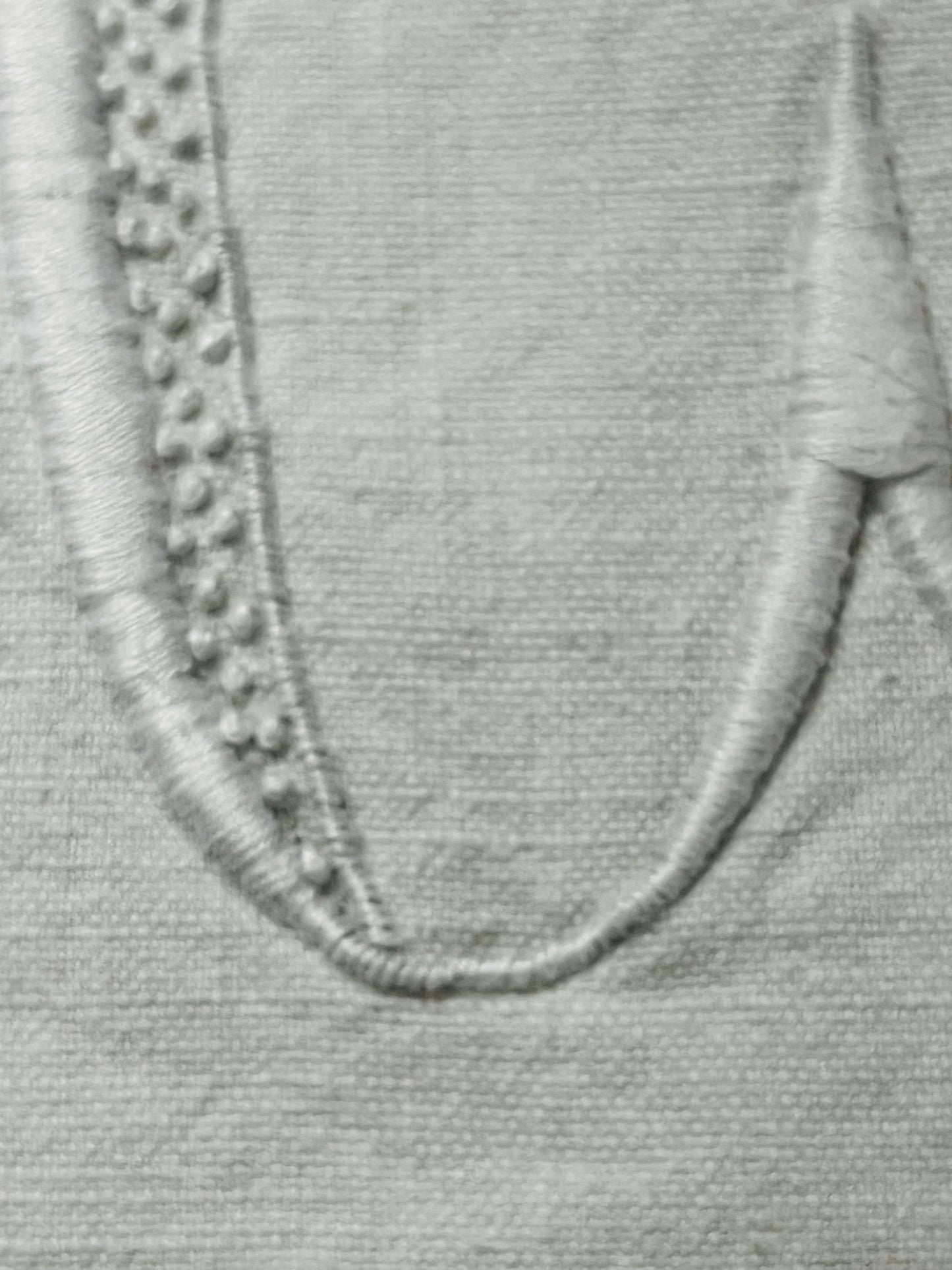 Schwergewicht mit großem Monogramm: XL Überschlaglaken aus Frankreich