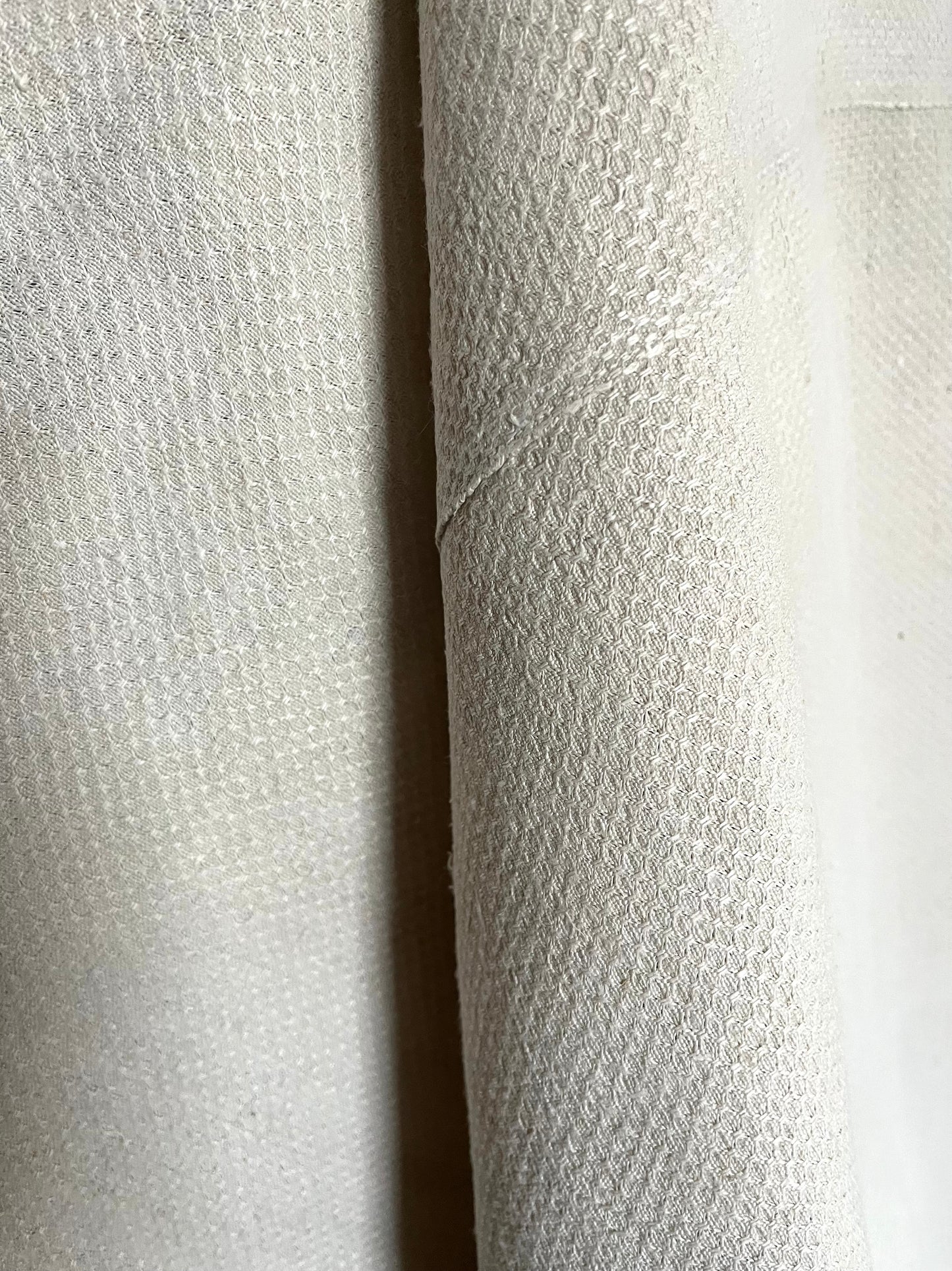 Bildschönes Bauernleinen-Tuch mit Struktur und Monogramm 153 x 153