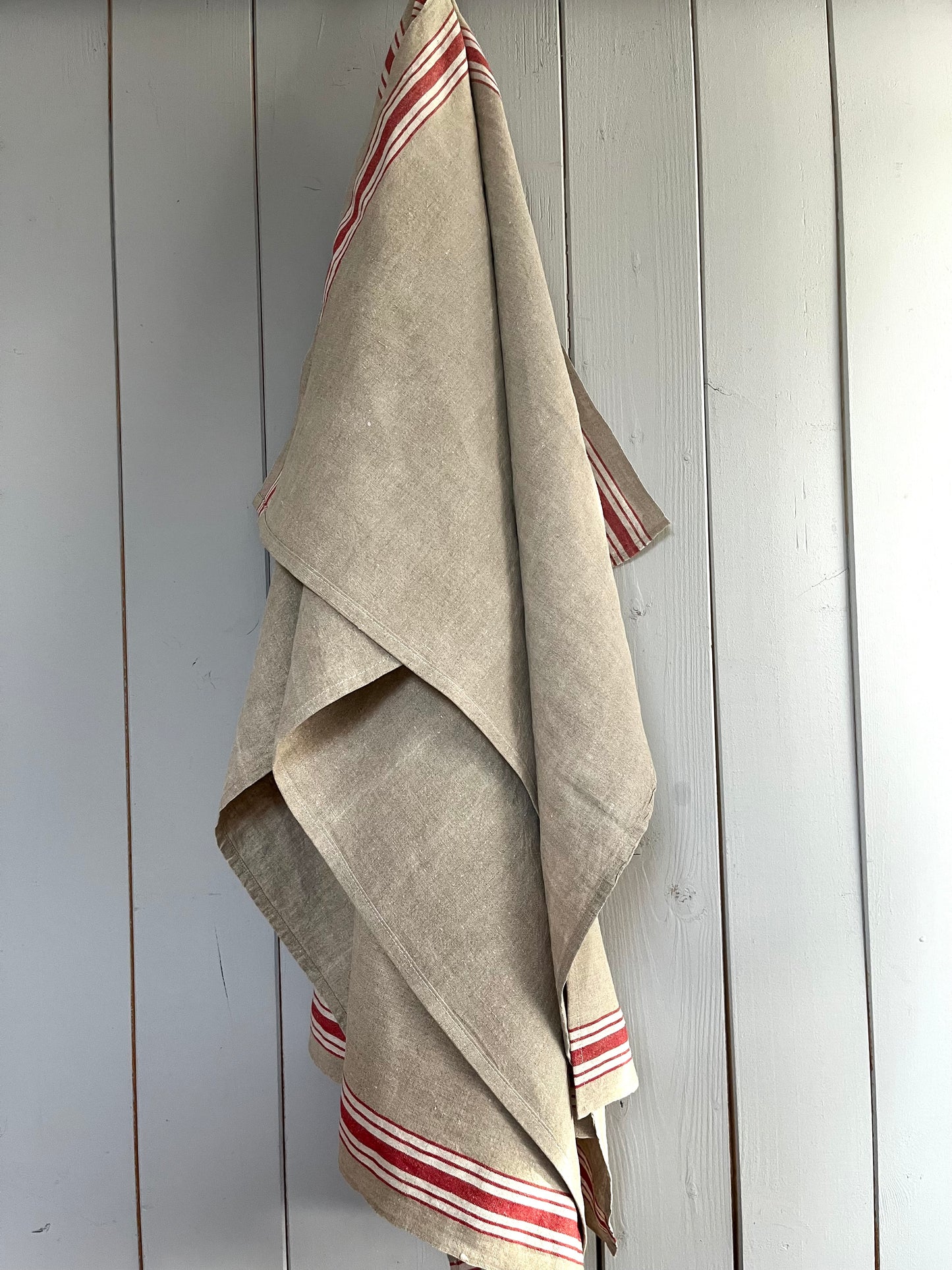 Großes Leinentuch mit breiten rot/weißen Streifen