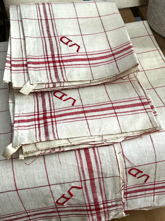 Große französische Leinentücher mit Monogramm