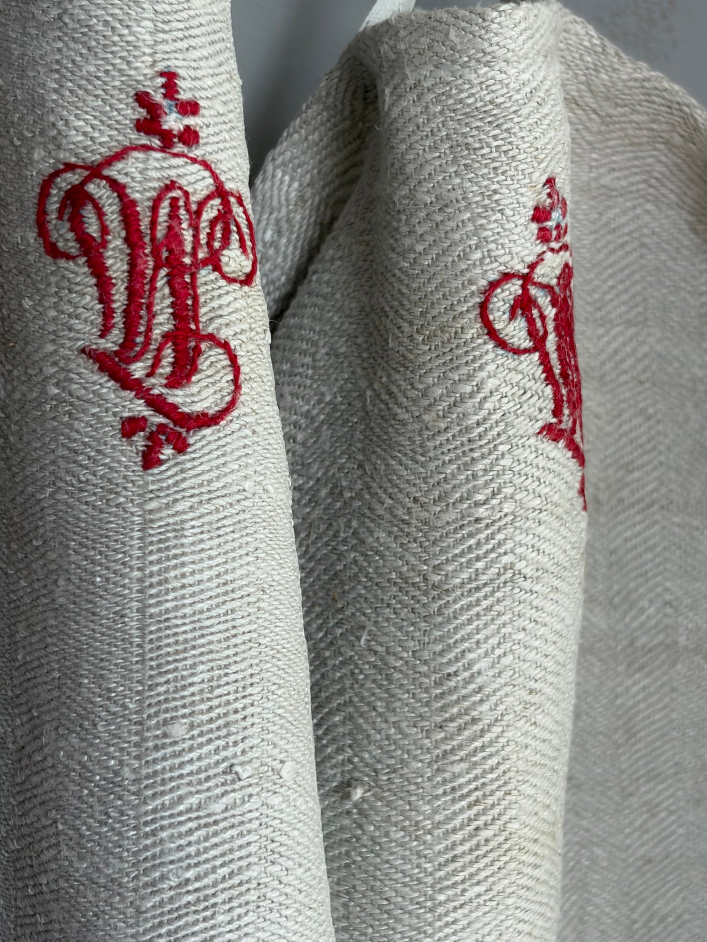 Top XXL Tuch mit Grätenmuster und Monogramm 125 x 43